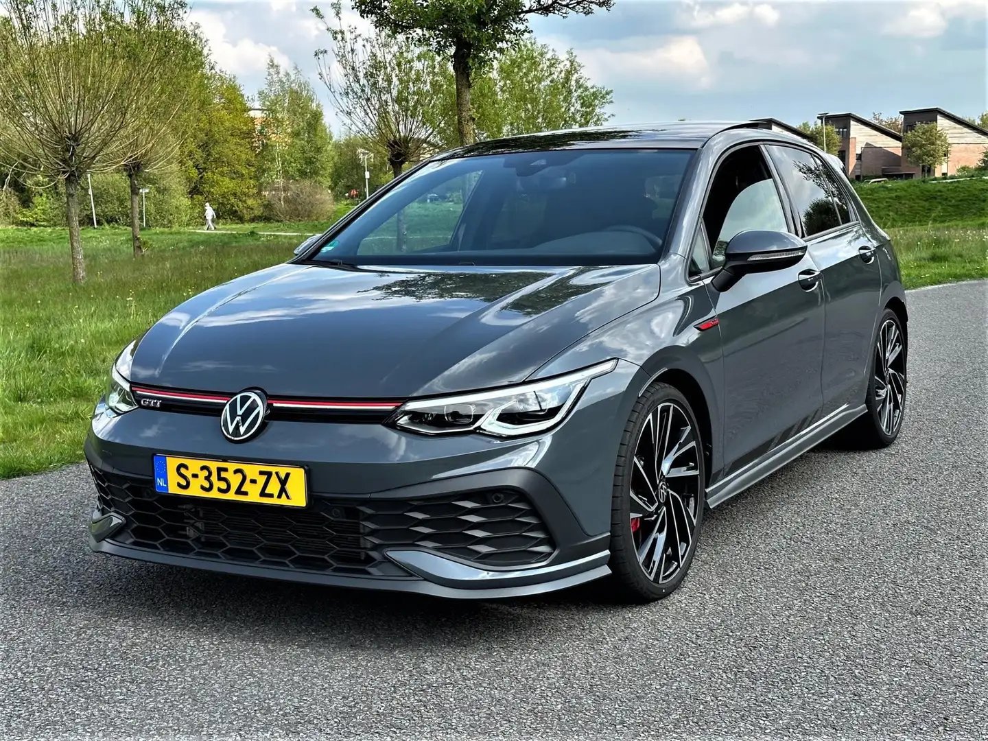 Volkswagen Golf GTI 2.0 TSI Clubsport Automaat | Pano | Navi | Stuurve Gris - 2