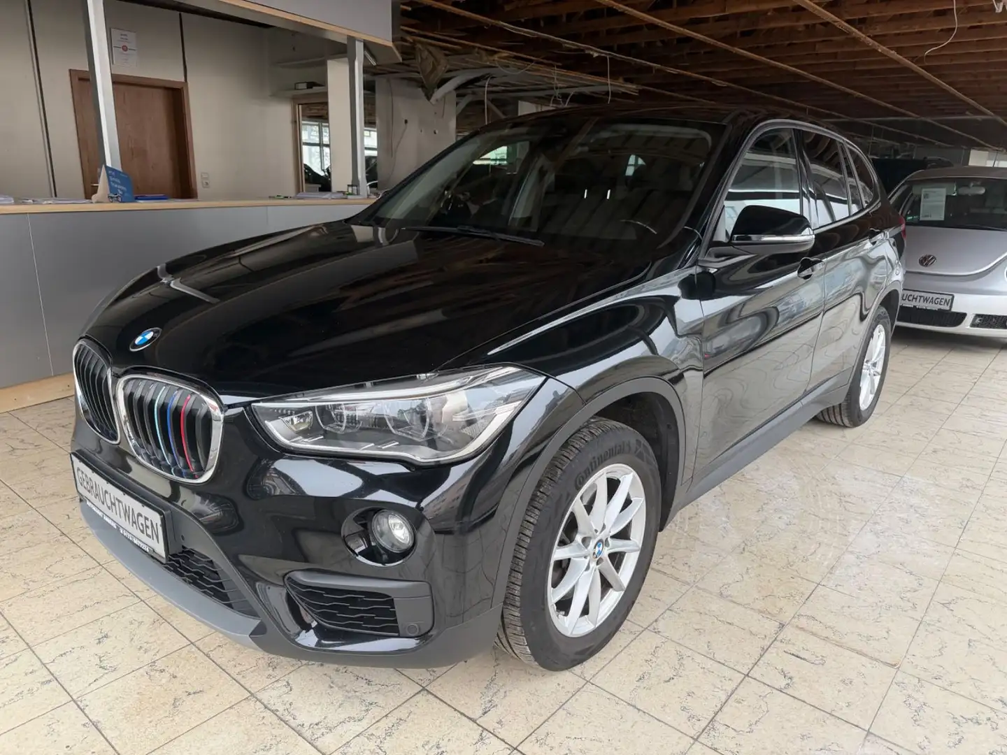 BMW X1 xDrive 20 i Advantage*LED*NAVI*PDC V.u.H.*SHZ Schwarz - 1