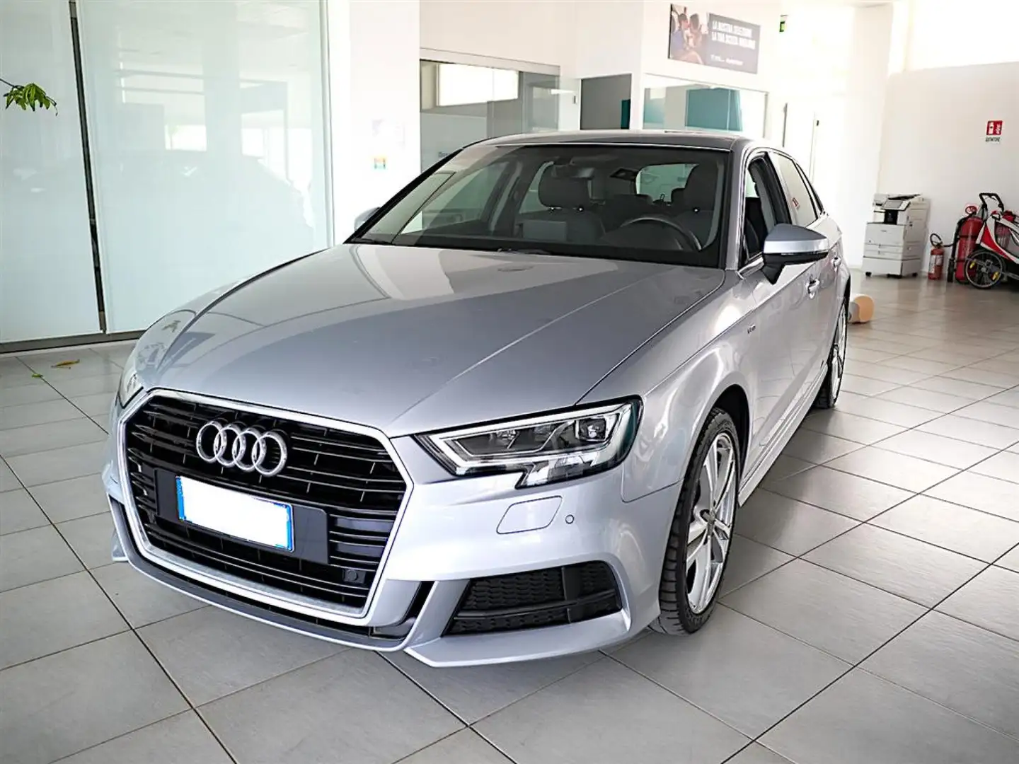 Audi A3 30 TDI 1.6 tdi 115 cv Admired Gris - 1