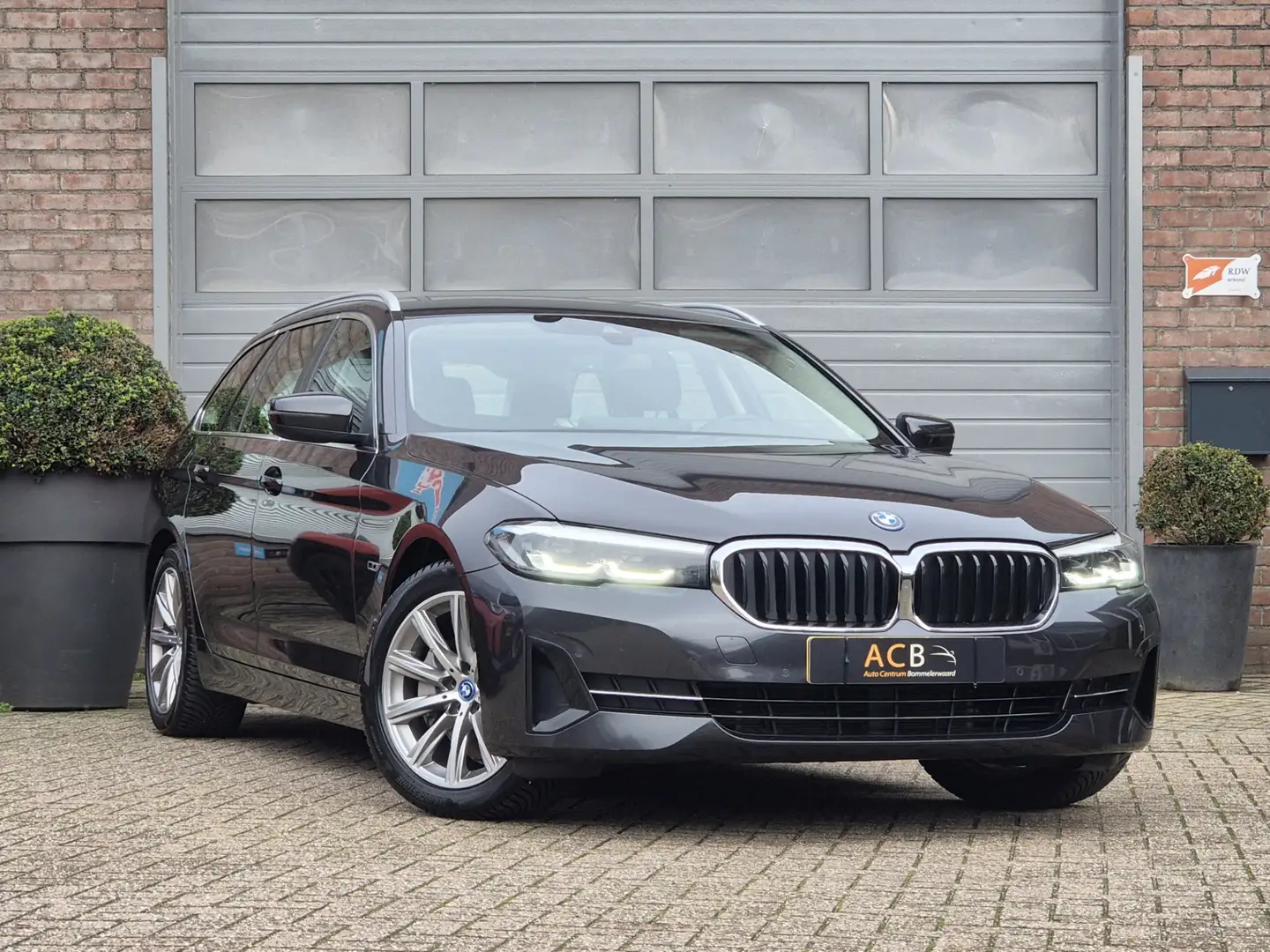 BMW 530 5-serie Touring 530e Business E plus Hybrid. Elekt Grijs - 1