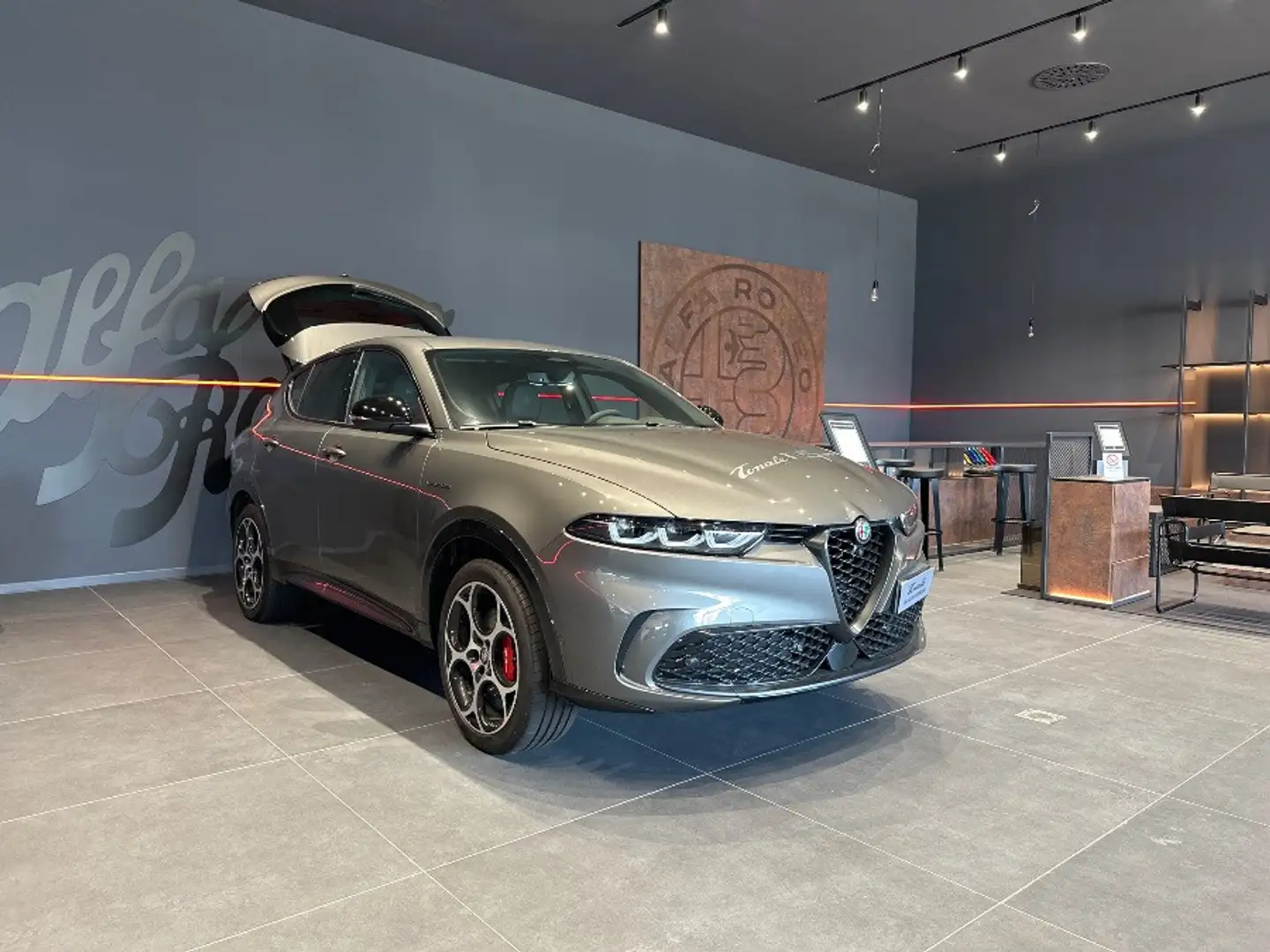 Alfa Romeo Tonale 1.3 Plug in Hybrid Veloce Grijs - 1