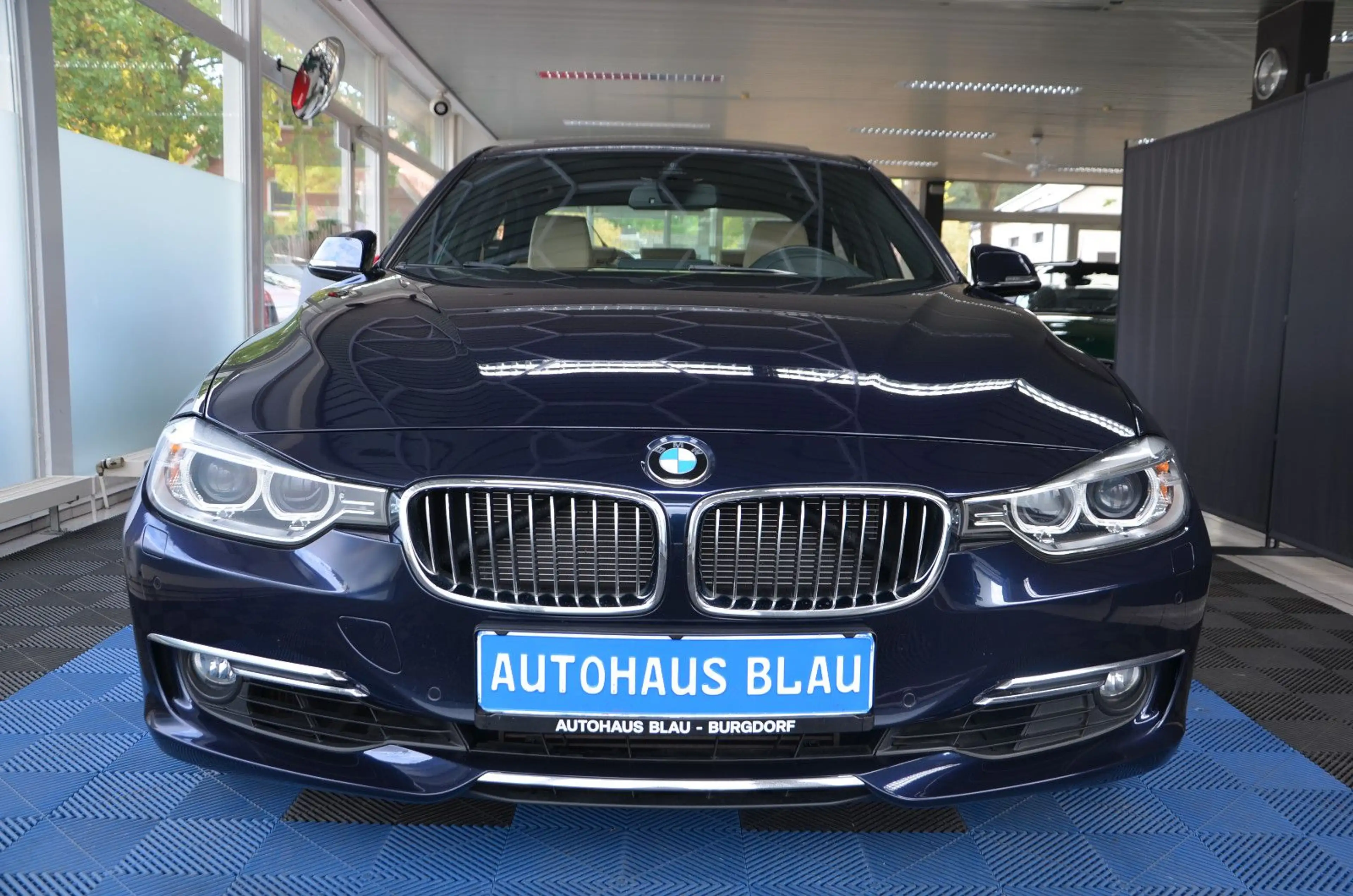 BMW 335 i Limousine Luxury Line *LEDER*NAVI*GSD*2.HD! — photo 2