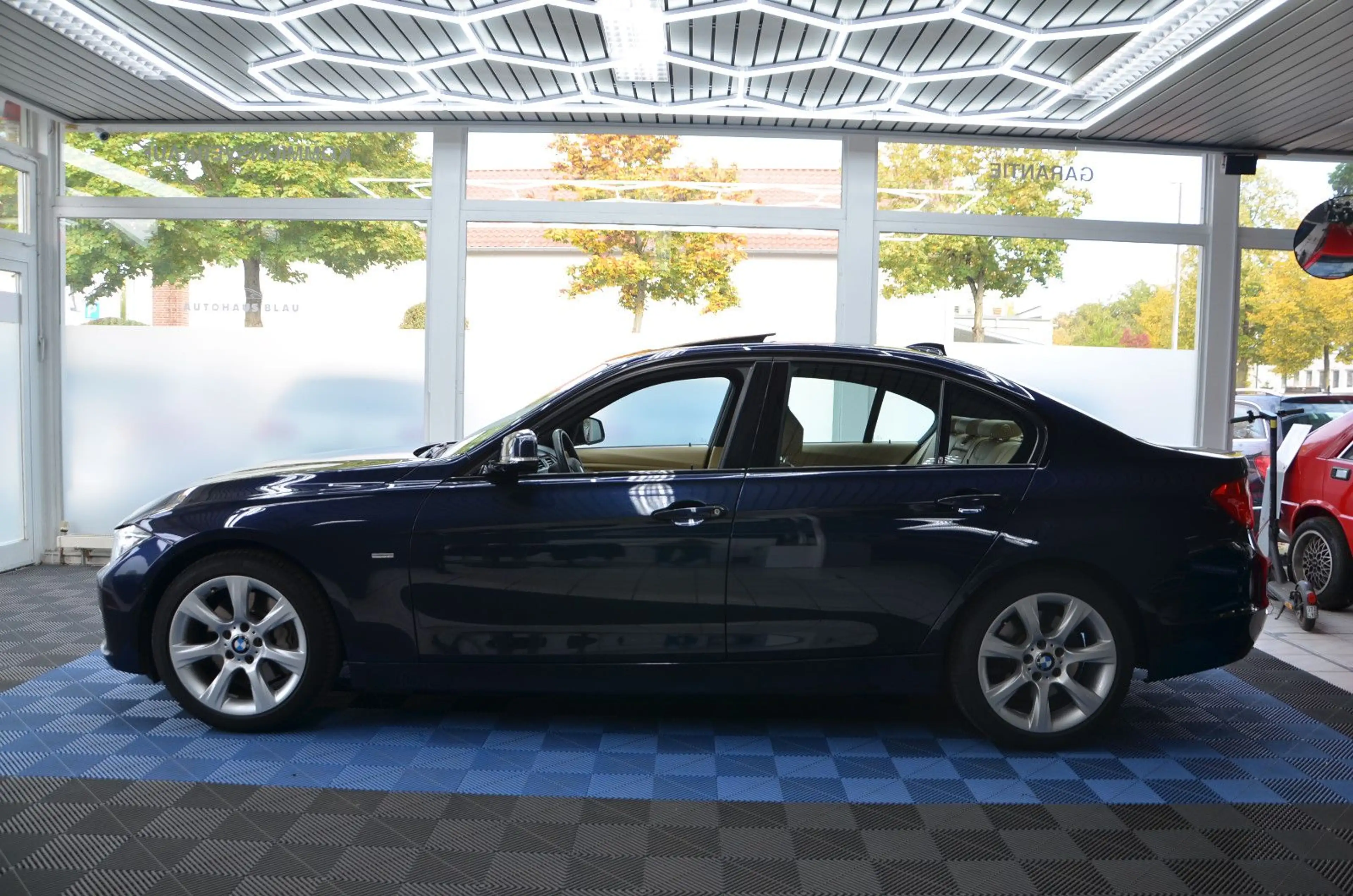BMW 335 i Limousine Luxury Line *LEDER*NAVI*GSD*2.HD! — photo 7