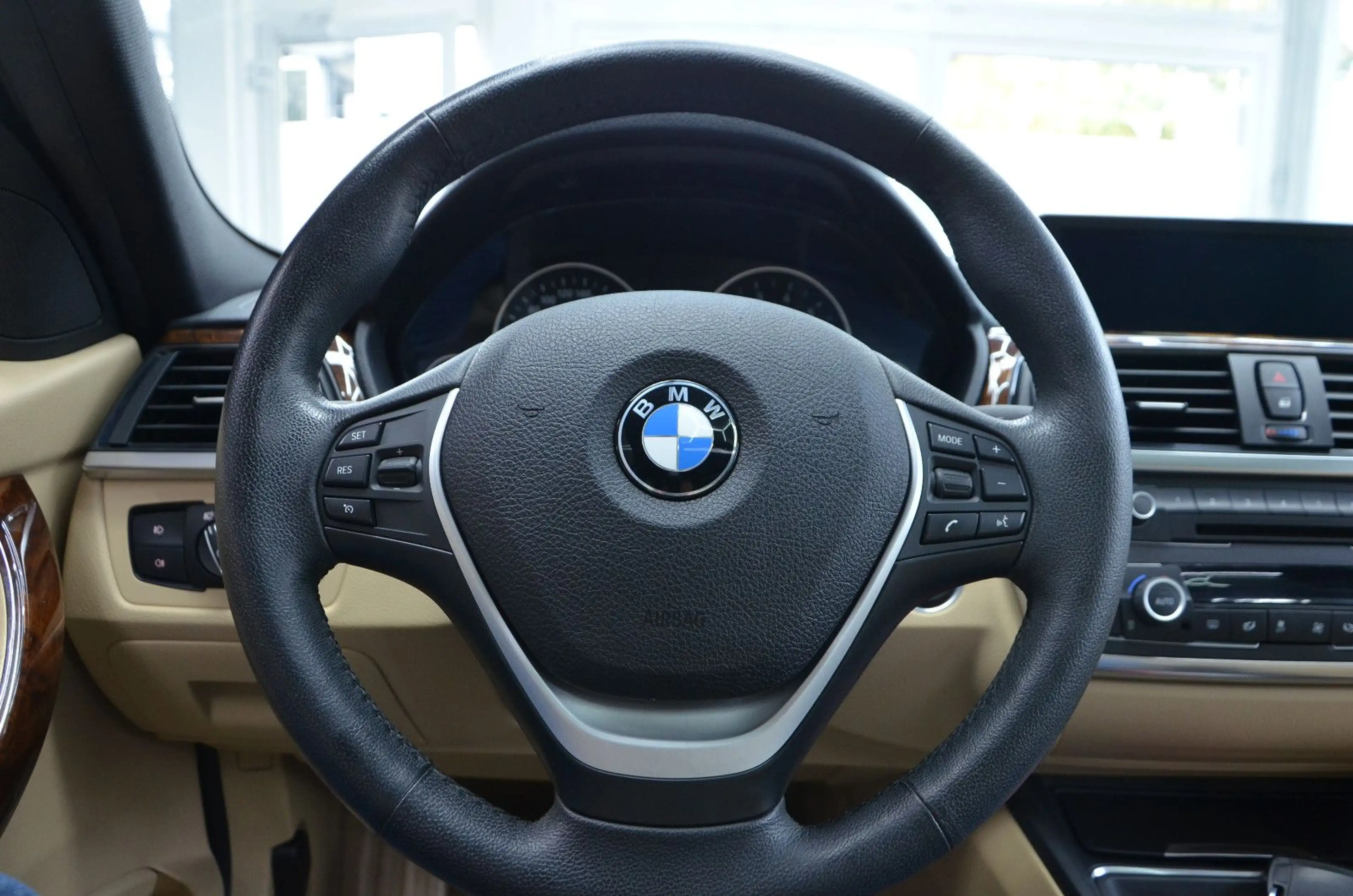 BMW 335 i Limousine Luxury Line *LEDER*NAVI*GSD*2.HD! — photo 12