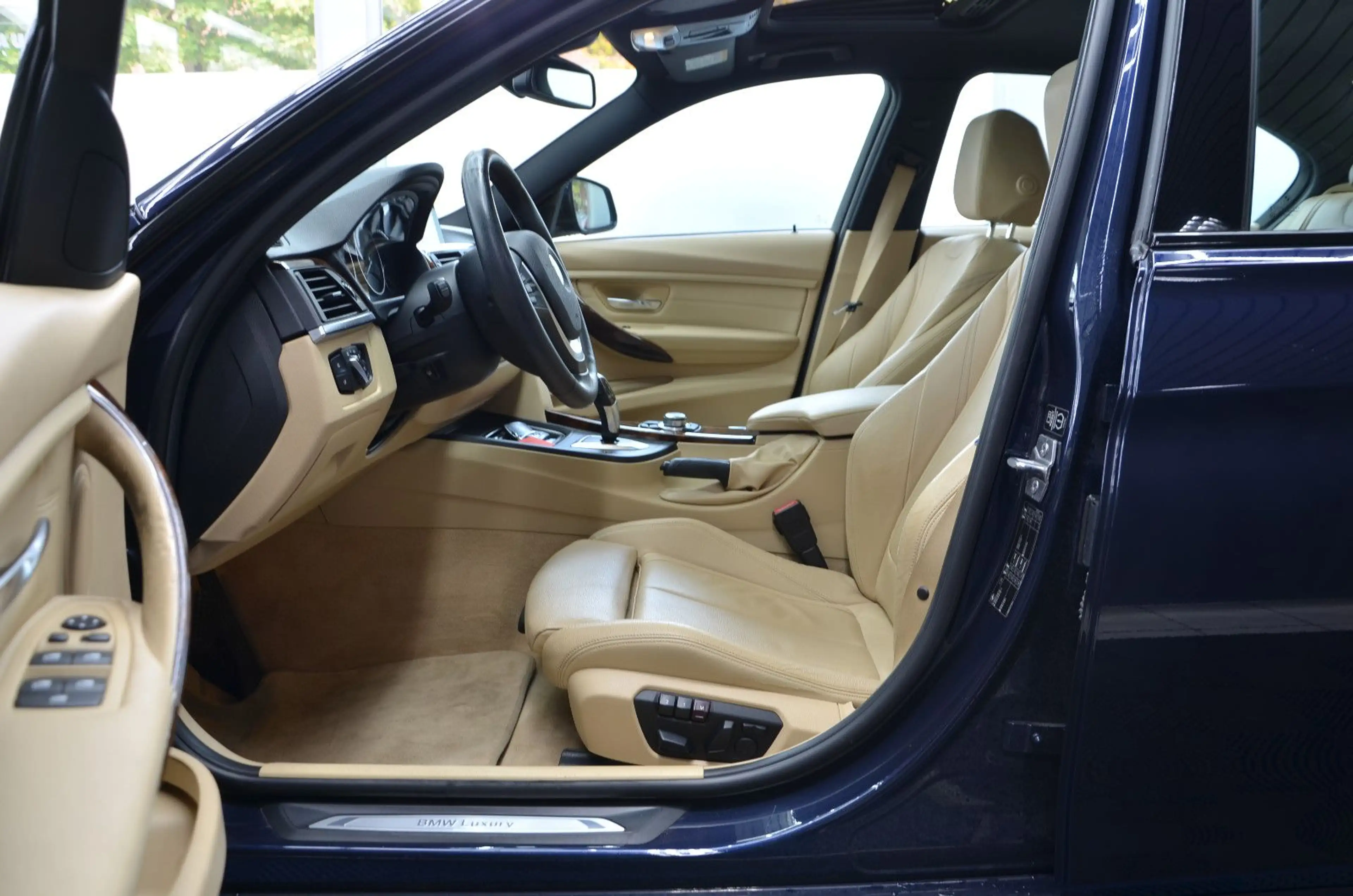 BMW 335 i Limousine Luxury Line *LEDER*NAVI*GSD*2.HD! — photo 8