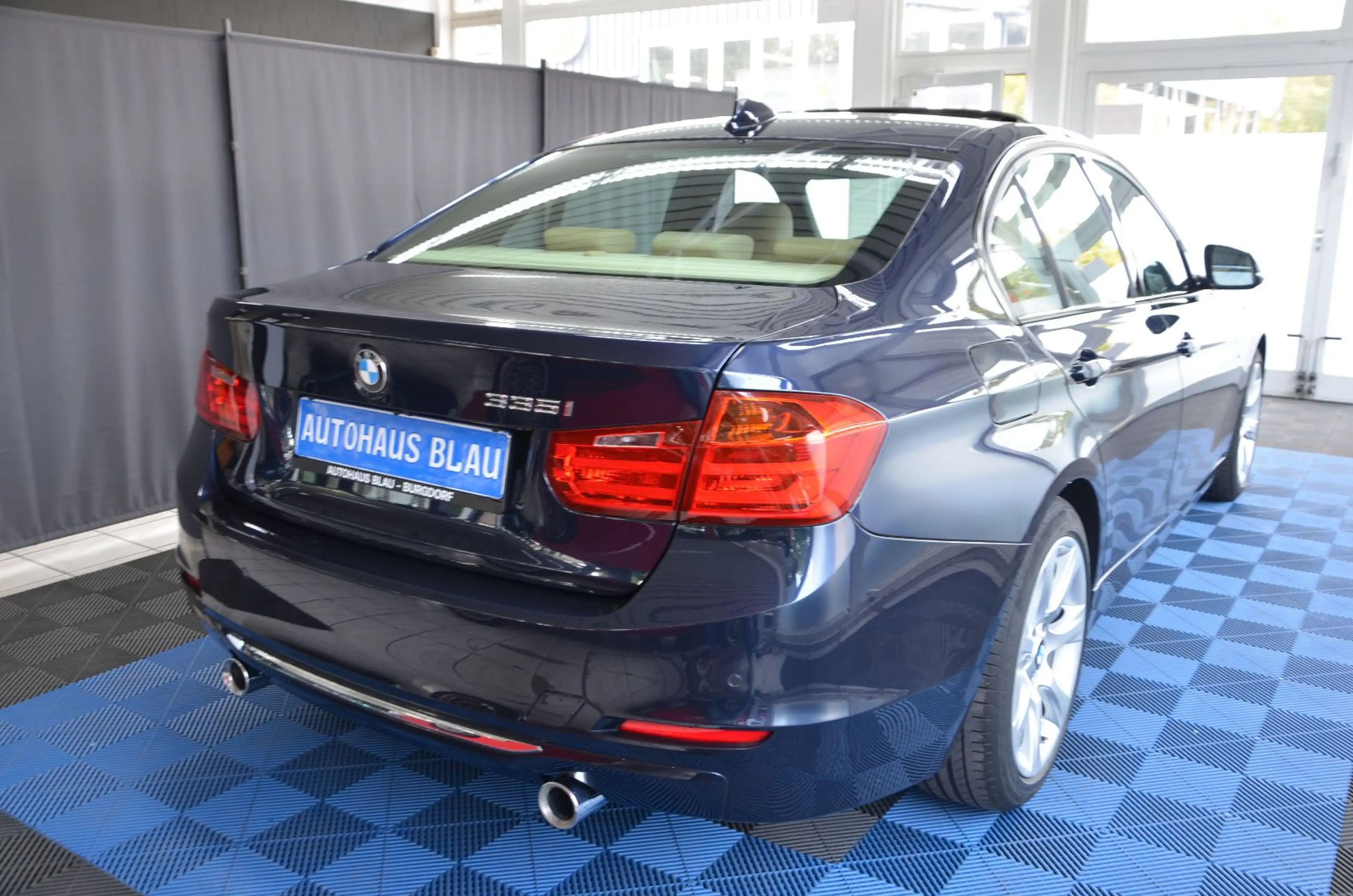 BMW 335 i Limousine Luxury Line *LEDER*NAVI*GSD*2.HD! — photo 4