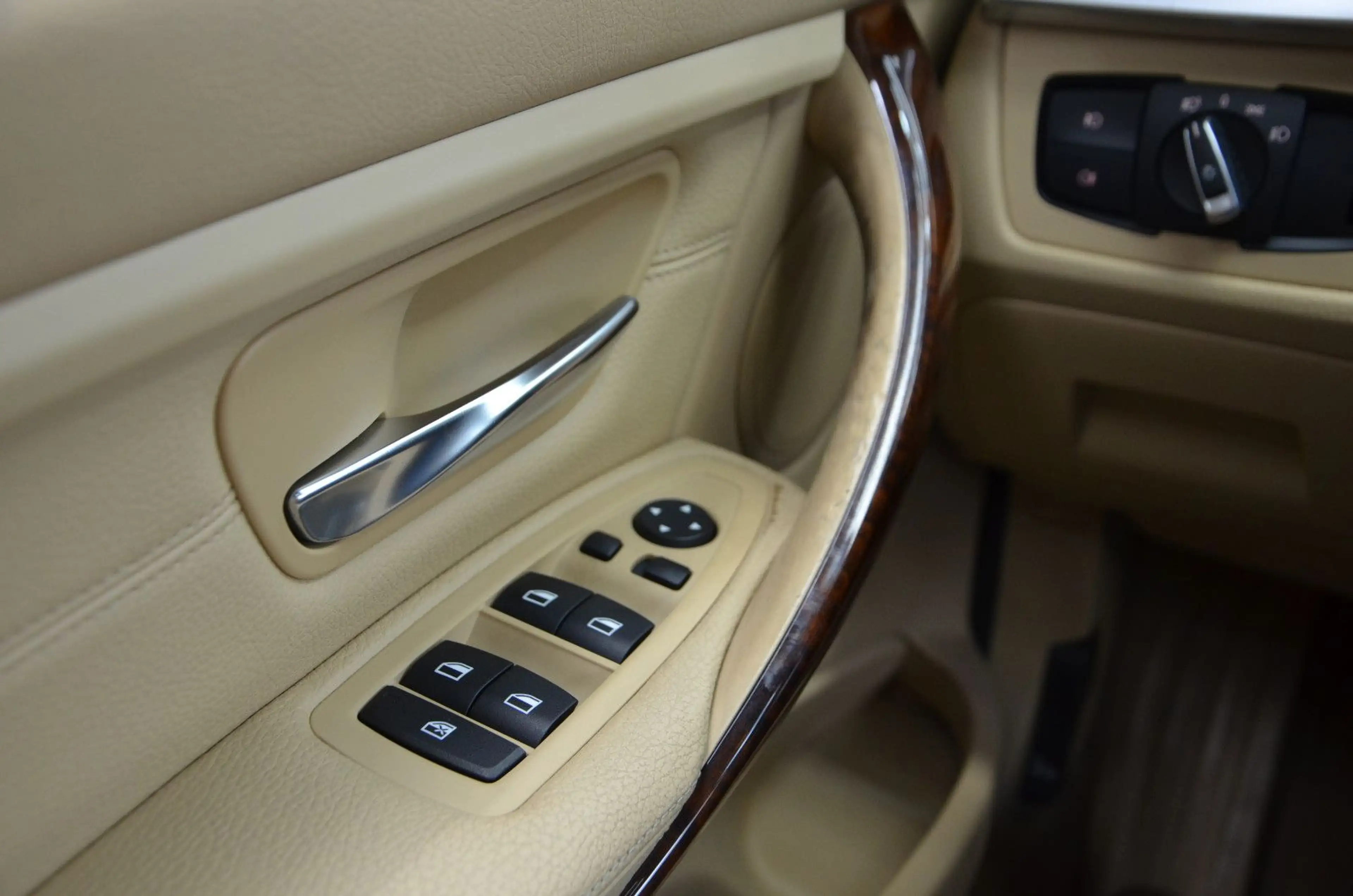 BMW 335 i Limousine Luxury Line *LEDER*NAVI*GSD*2.HD! — photo 11