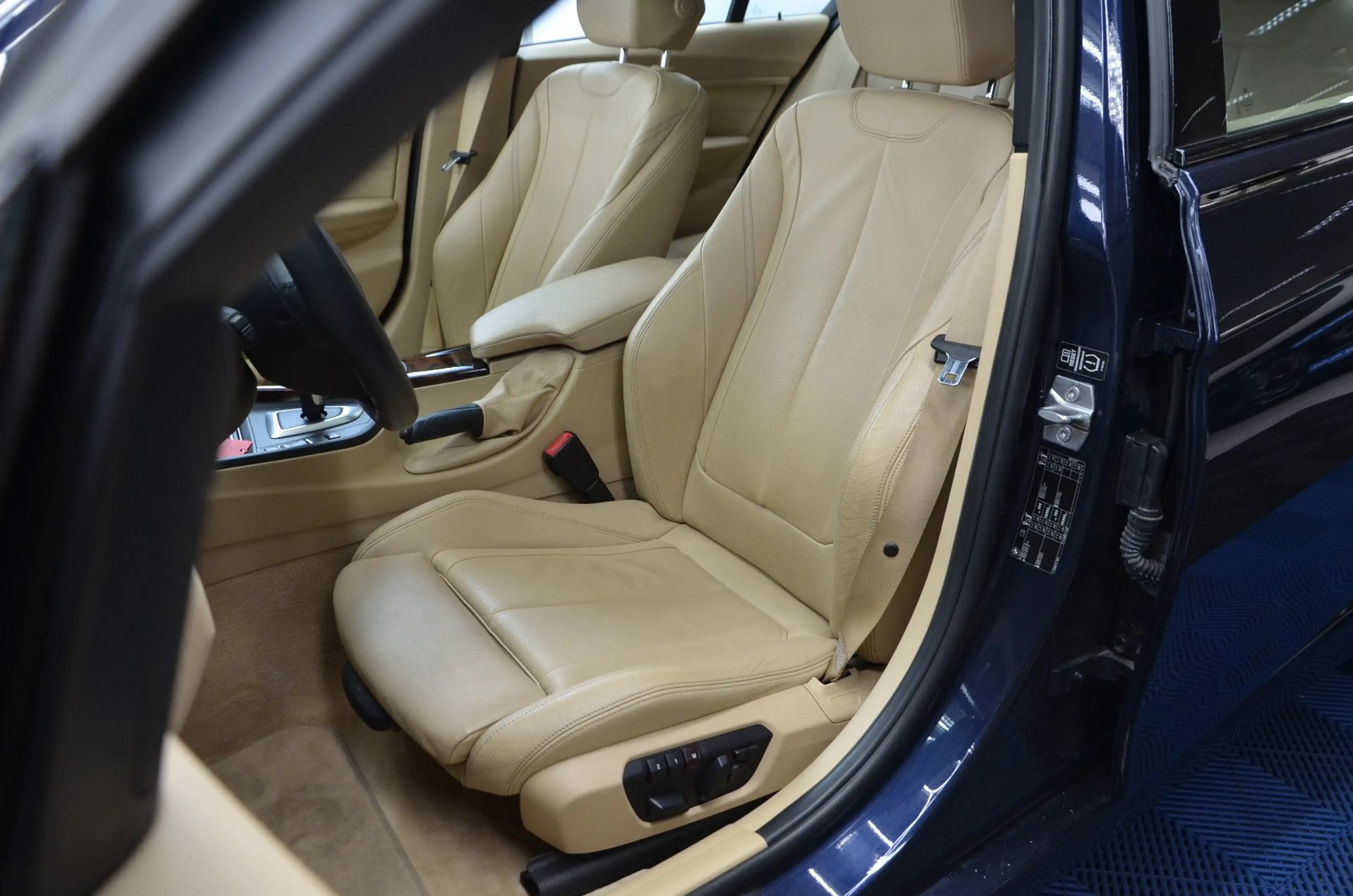 BMW 335 i Limousine Luxury Line *LEDER*NAVI*GSD*2.HD! — photo 9