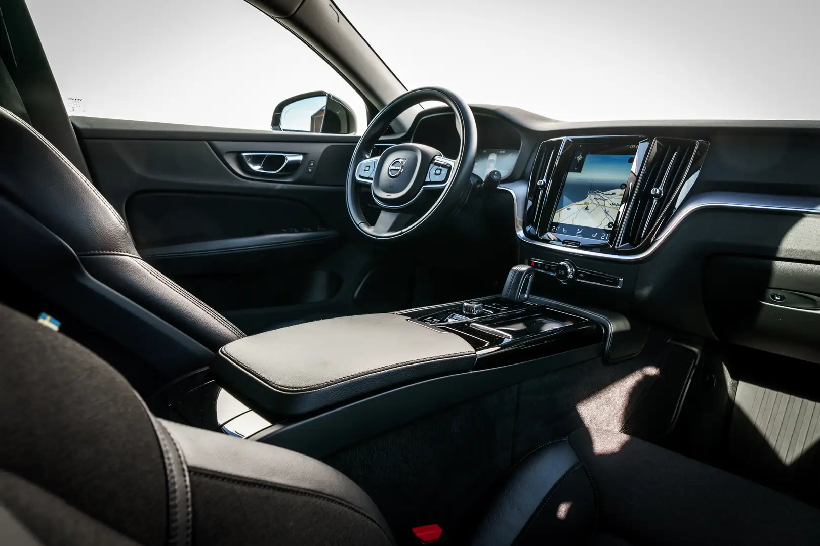 Volvo V60 2.0 T6 340 PK Twin Engine AWD Momentum Pro RIJKLAA Black - 2