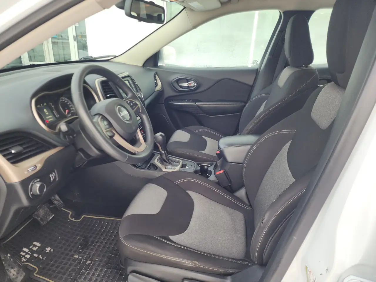 Jeep Cherokee снимка Jeep Cherokee