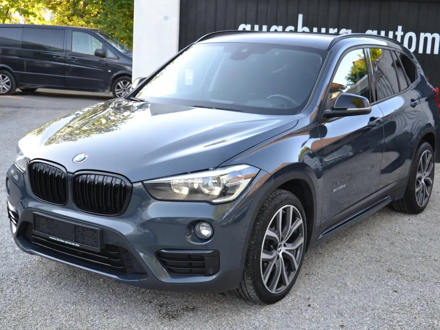 BMW X1 xDrive 20 d Sport Line Aut.8.Gang Head-Up Kompf.Zu Grau - 2