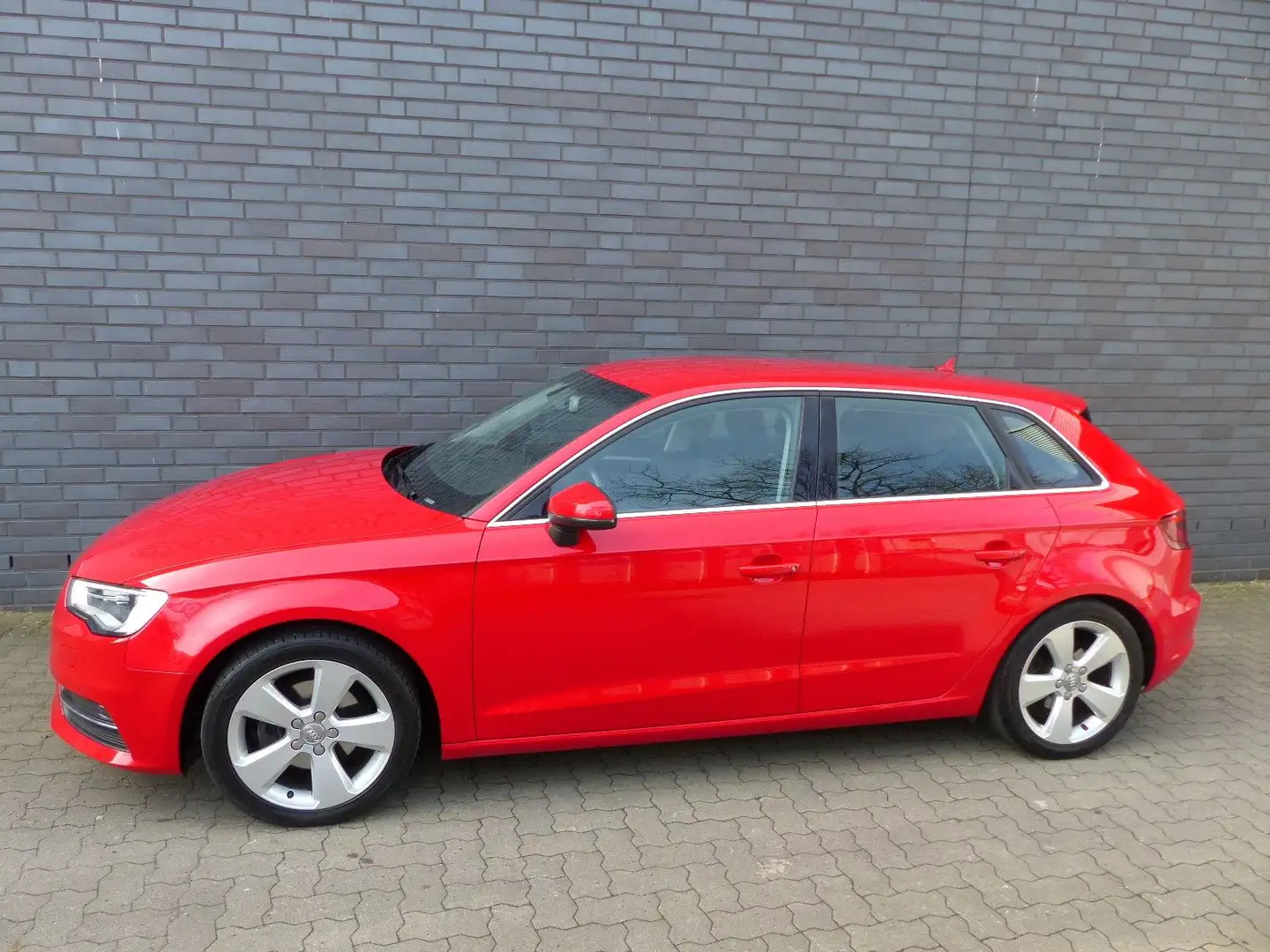 Audi A3 Sportback Ambition Automatik/Navi/Xenon/AHK Rot - 1