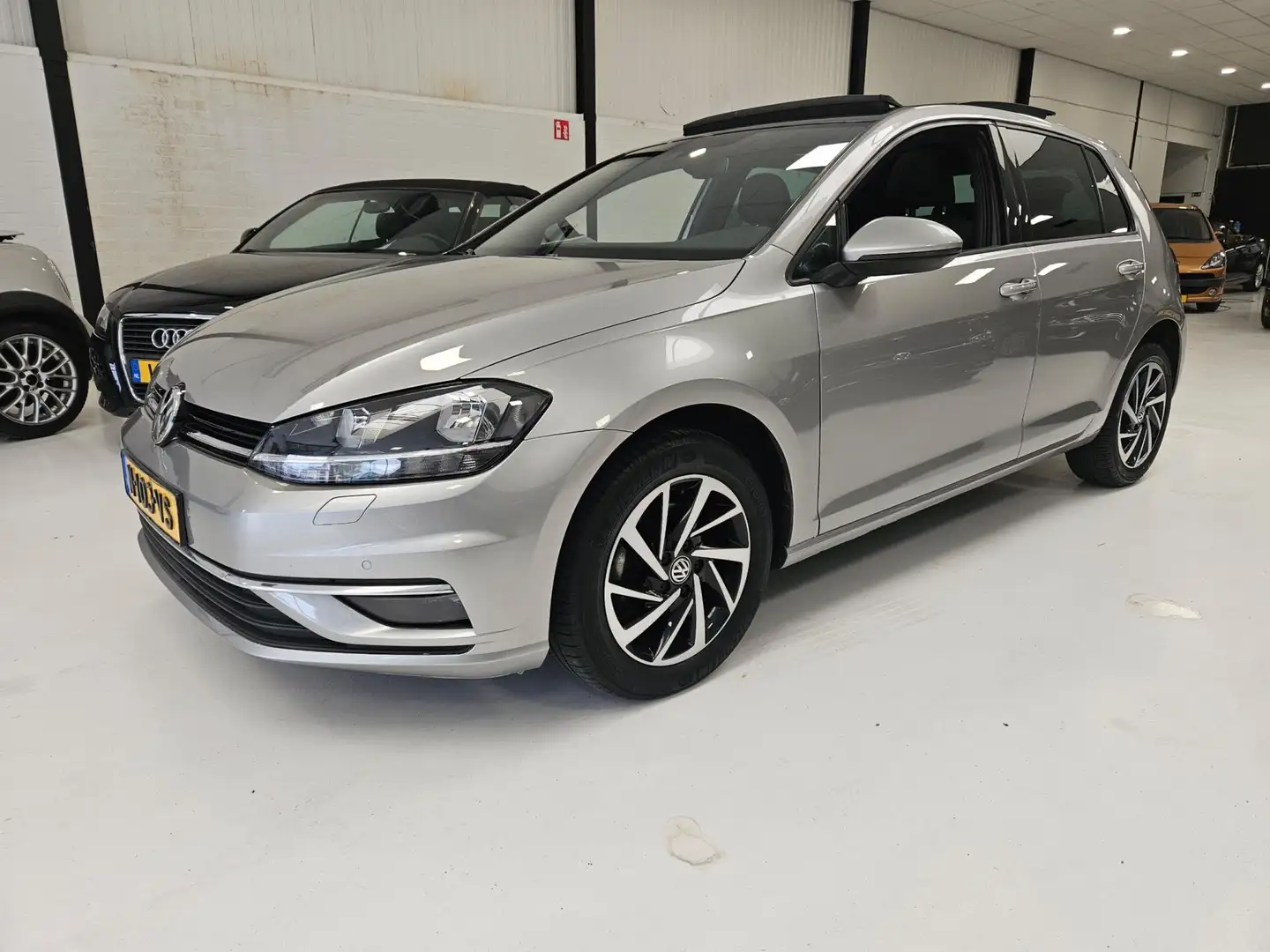 Volkswagen Golf 1.6 TDI Trendline Automaat Panoramadak !! Grau - 2
