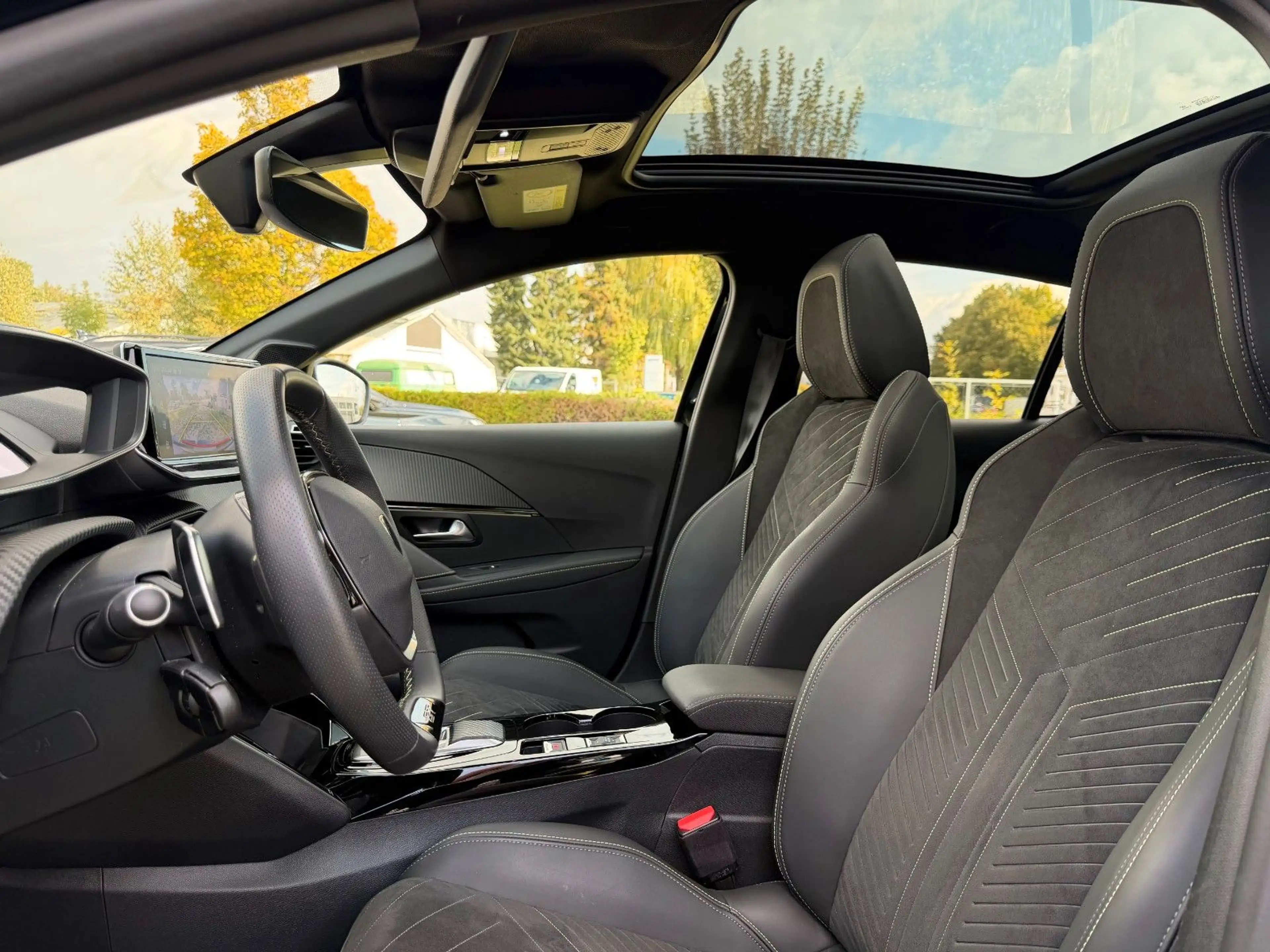 Peugeot 208 GT Hybrid 136 e-DSC6 Automatik — photo 12