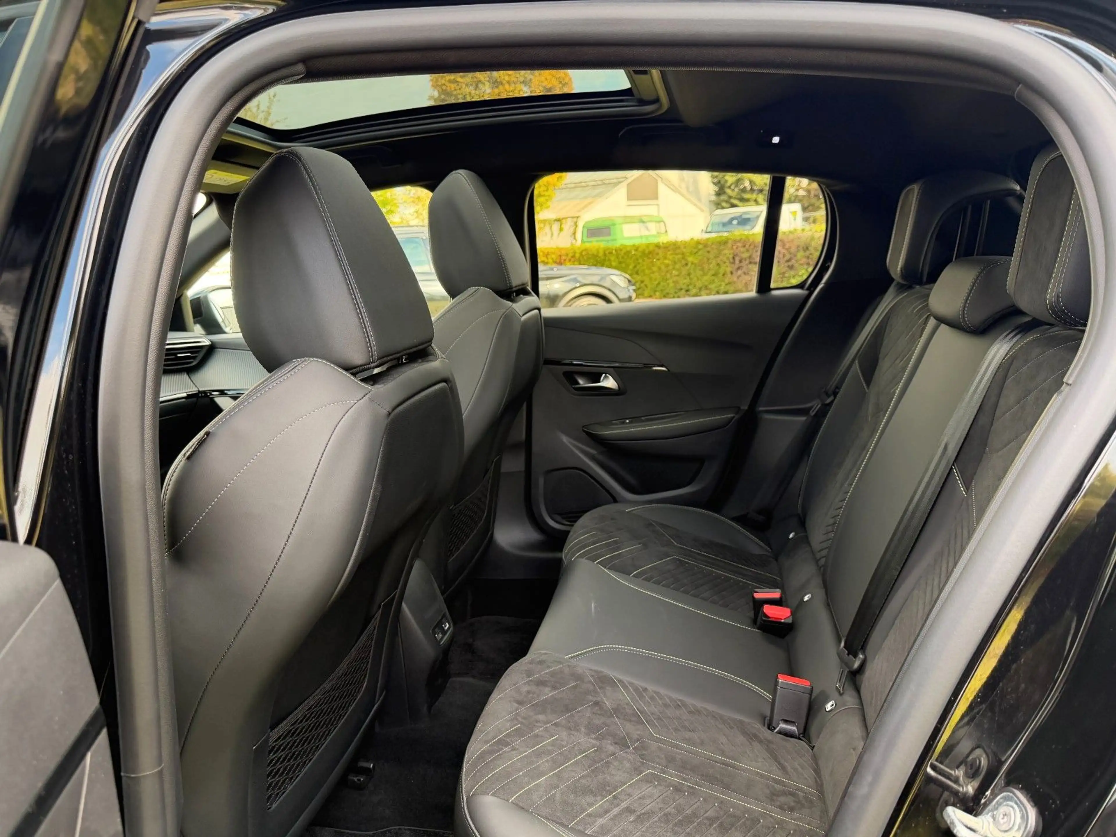 Peugeot 208 GT Hybrid 136 e-DSC6 Automatik — photo 14