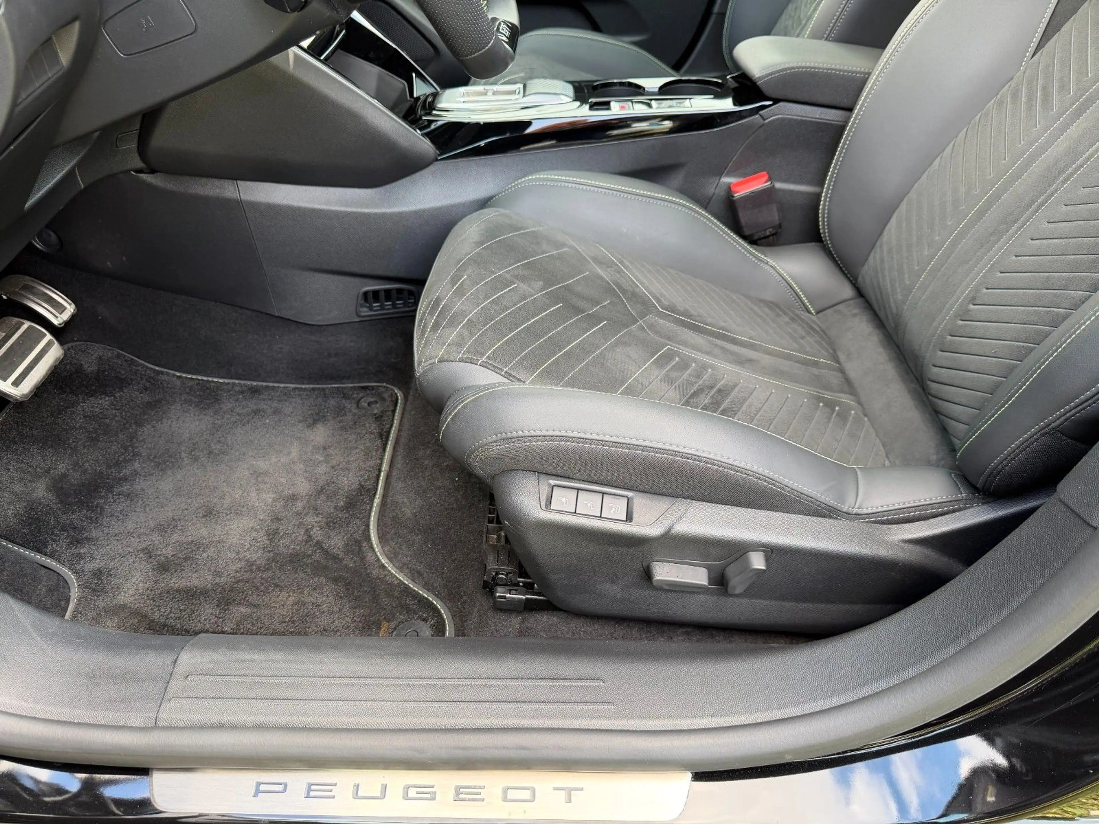 Peugeot 208 GT Hybrid 136 e-DSC6 Automatik — photo 13