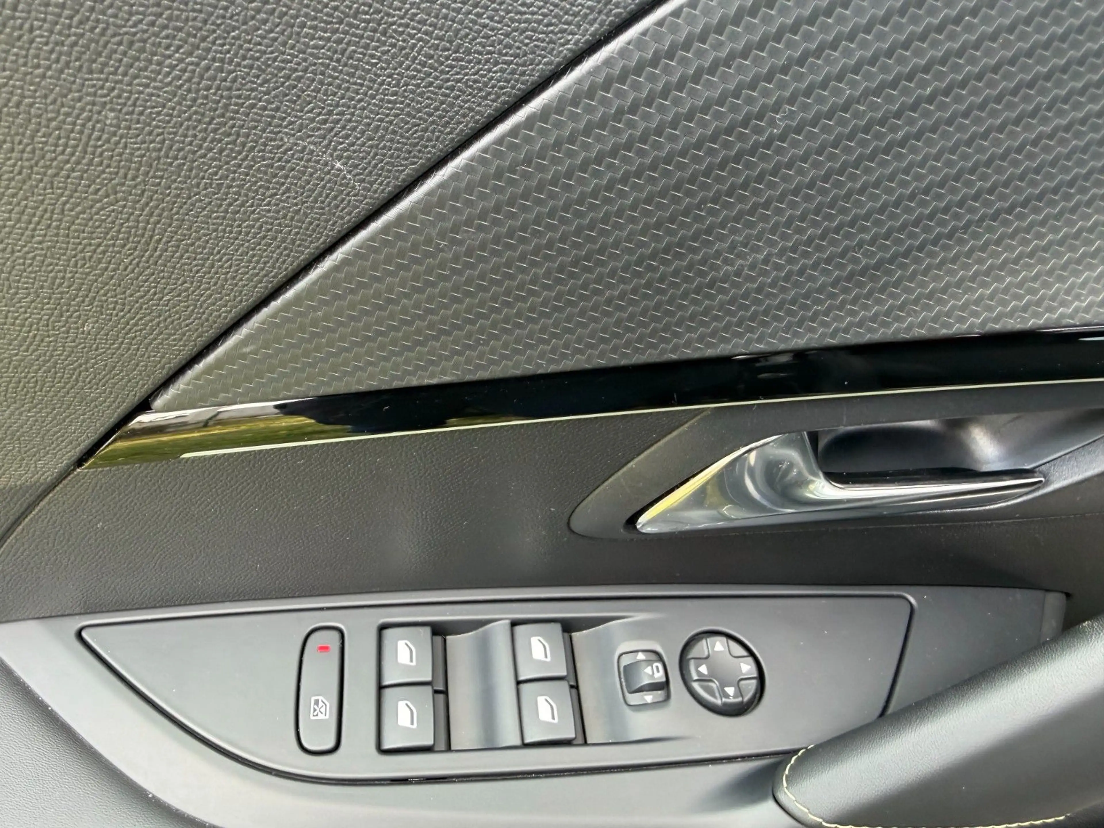 Peugeot 208 GT Hybrid 136 e-DSC6 Automatik — photo 11