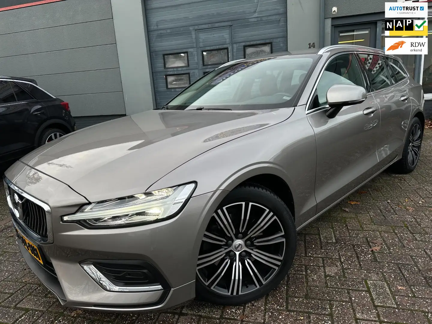 Volvo V60 2.0 T4 Inscription 2020 190PK NAP MEMORY UITWIJK A Grijs - 1