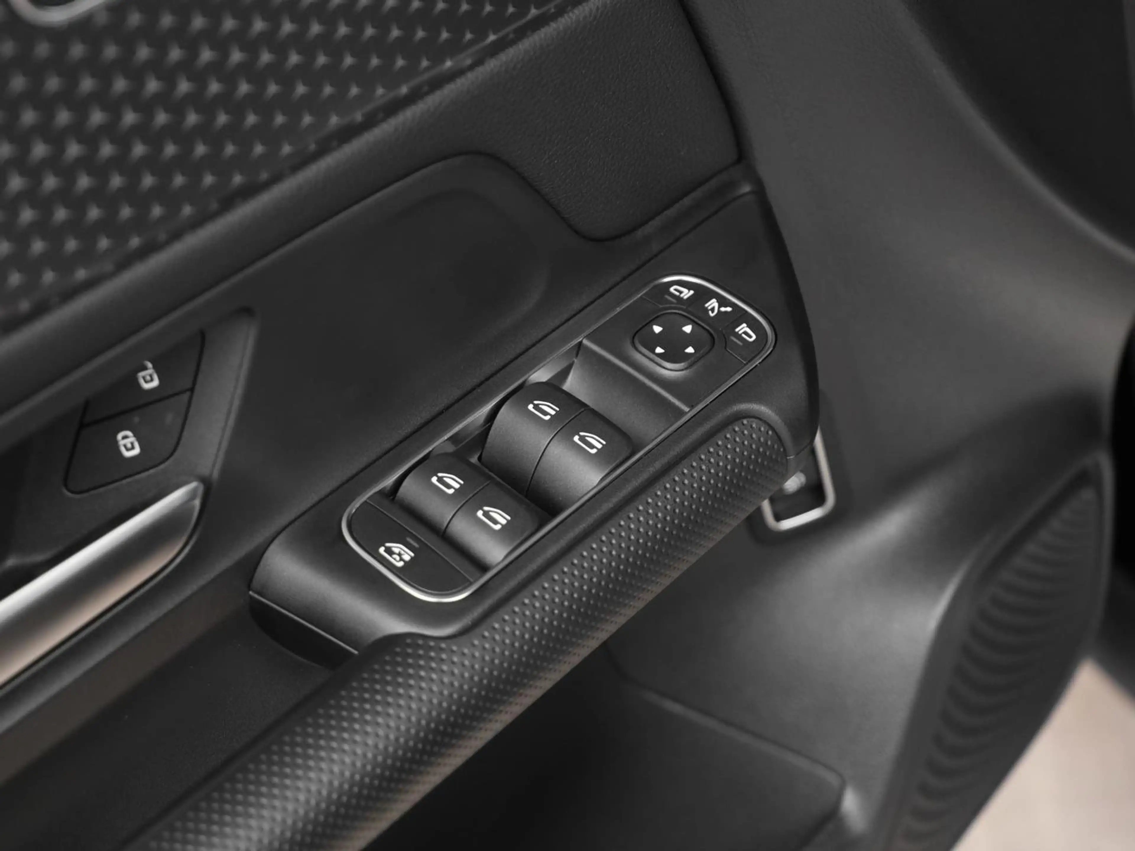 Mercedes-Benz GLA 200 Rückfahrkamera Sitzheizung MBUX-Navi LED — photo 13
