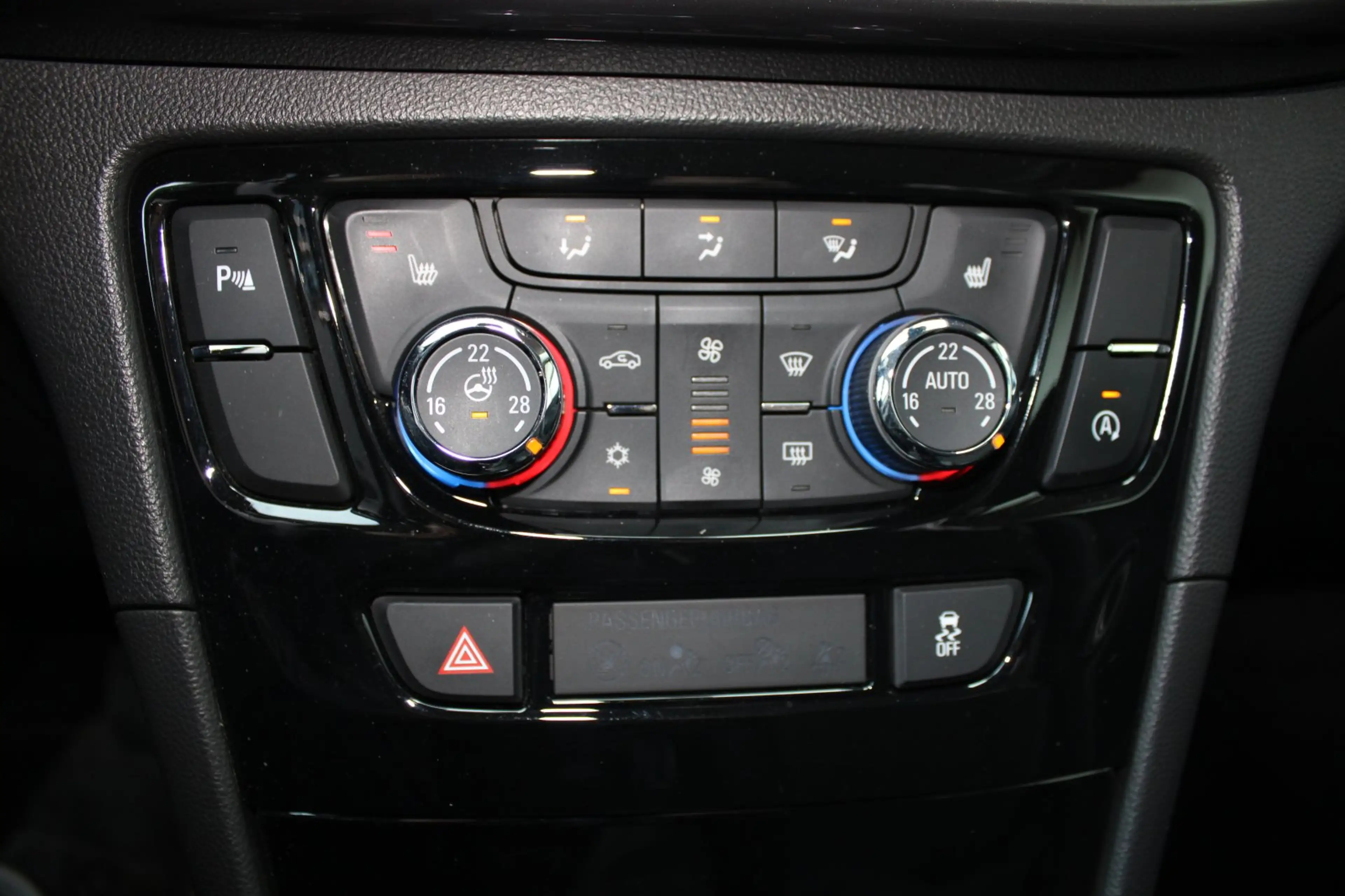 Opel Mokka X 1.6 D Innovation Teilleder LED Navigation Sitzhzg — photo 11