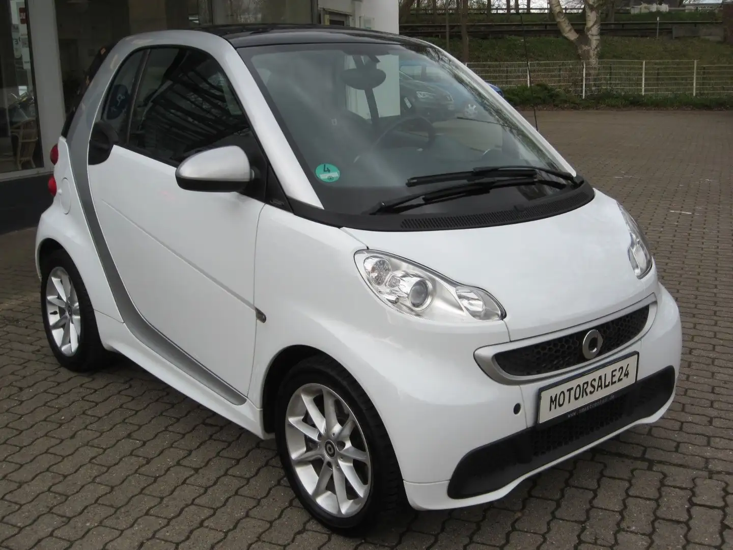 smart forTwo fortwo coupe Micro Hybrid Drive 52kW Weiß - 1