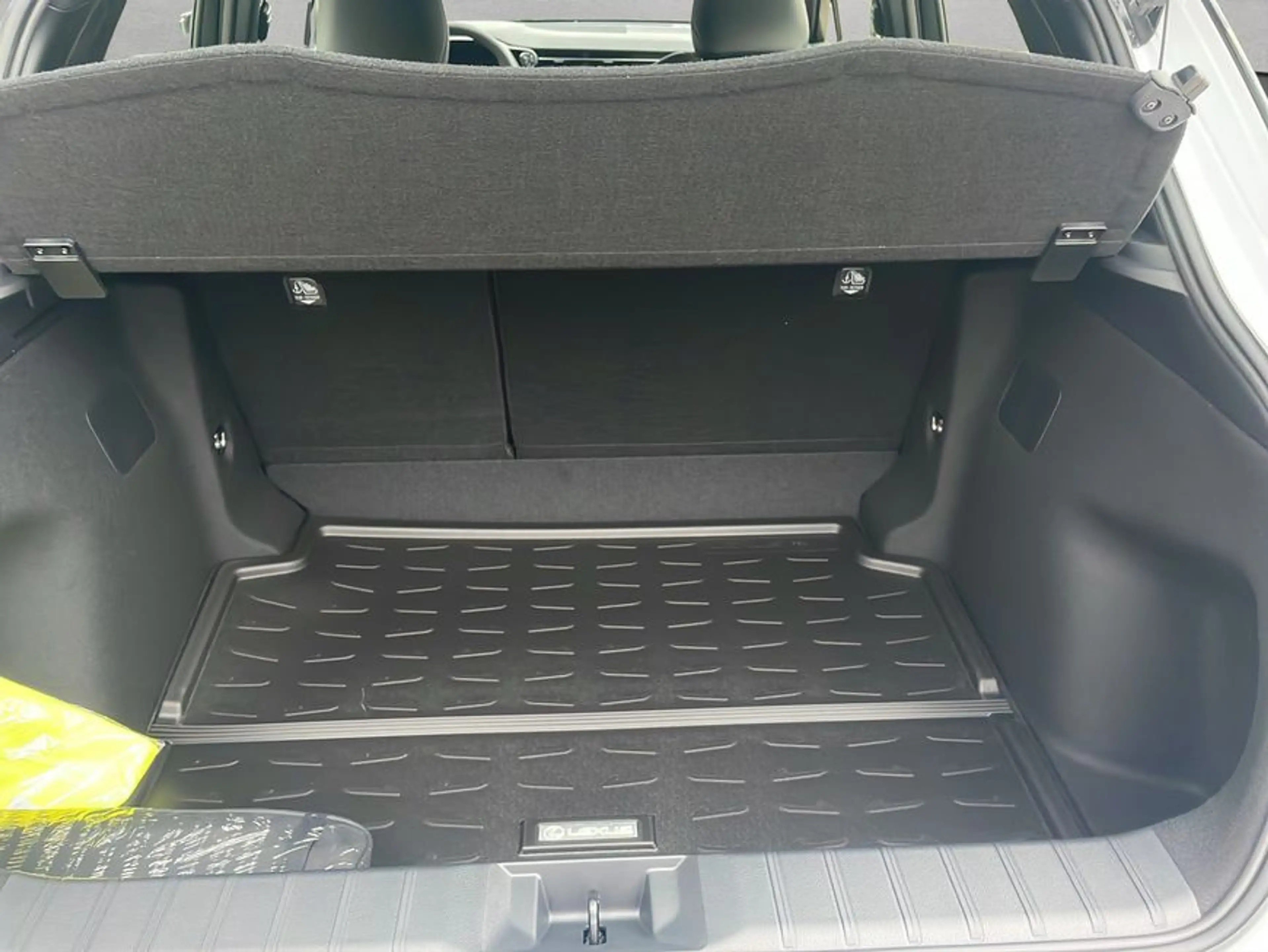 Lexus LBX FWD Elegant Black Edition 67 kW, 5-türig — photo 4