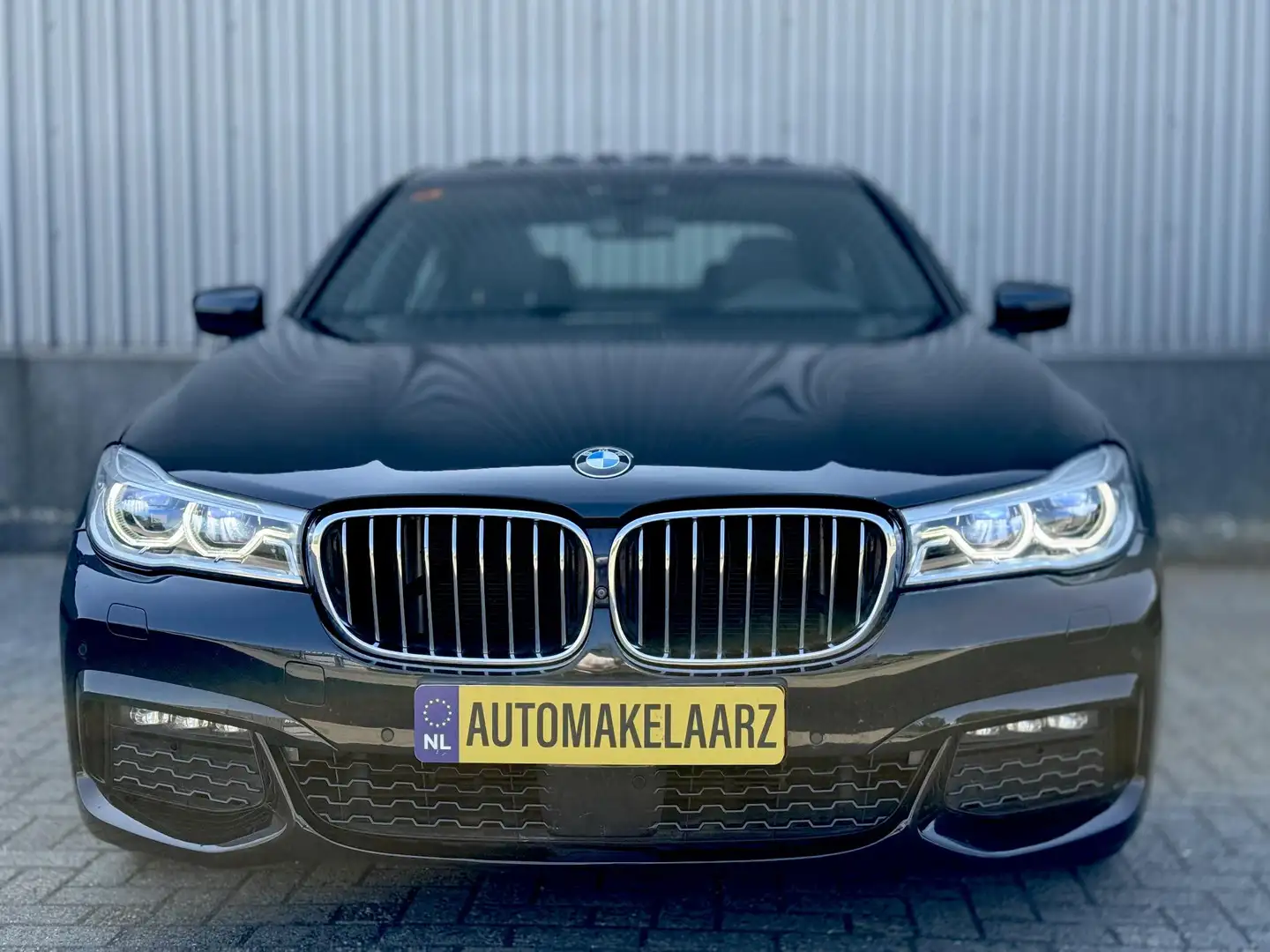 BMW 740 7-serie 740d xDrive High Executive Zwart - 2