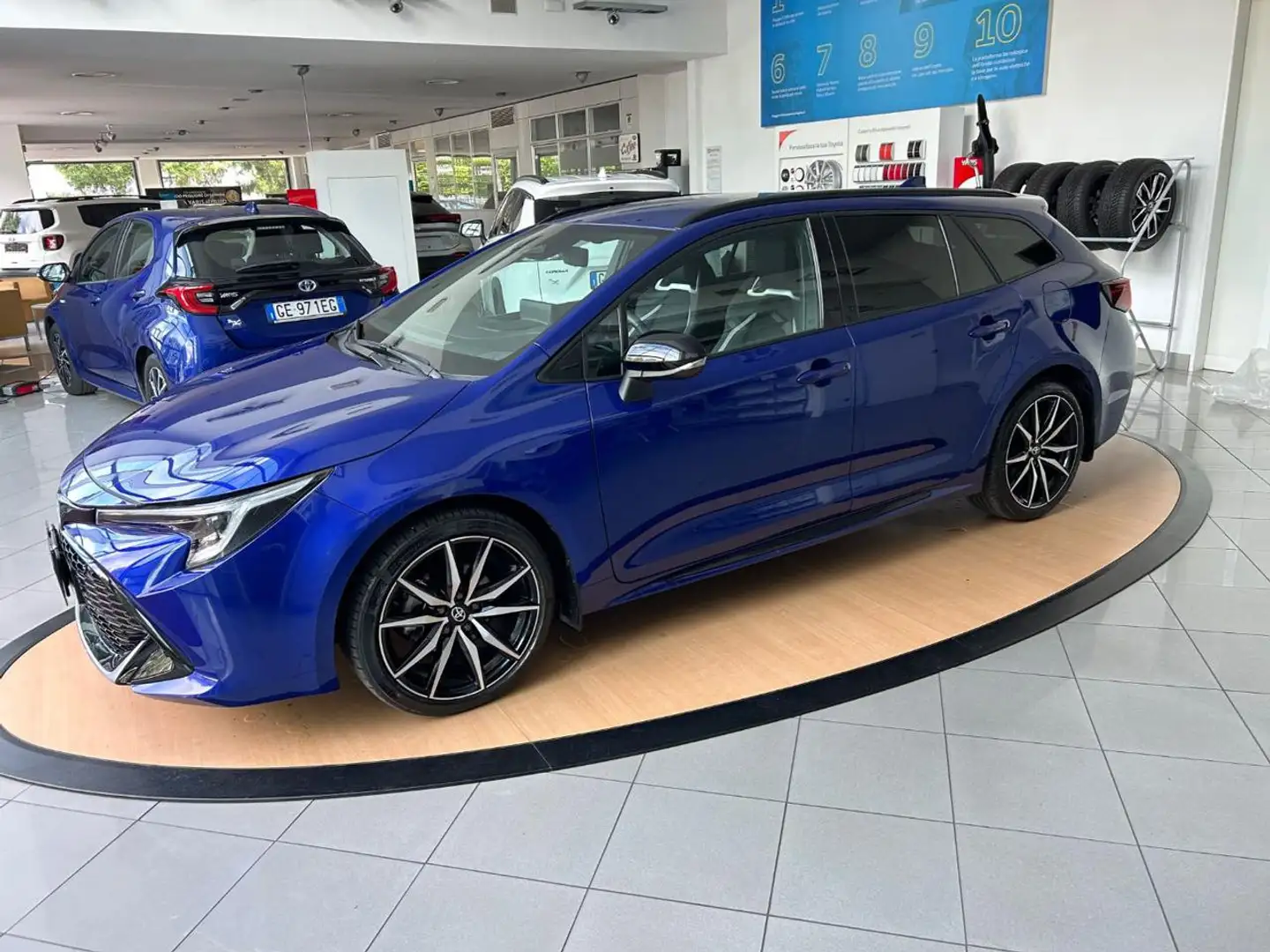 Toyota Corolla GR SPORT 1.8 Hybrid Touring Sports Bleu - 2