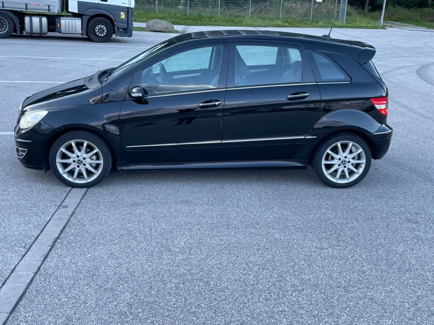 Mercedes-Benz B 200 Avantgarde Schwarz - 2