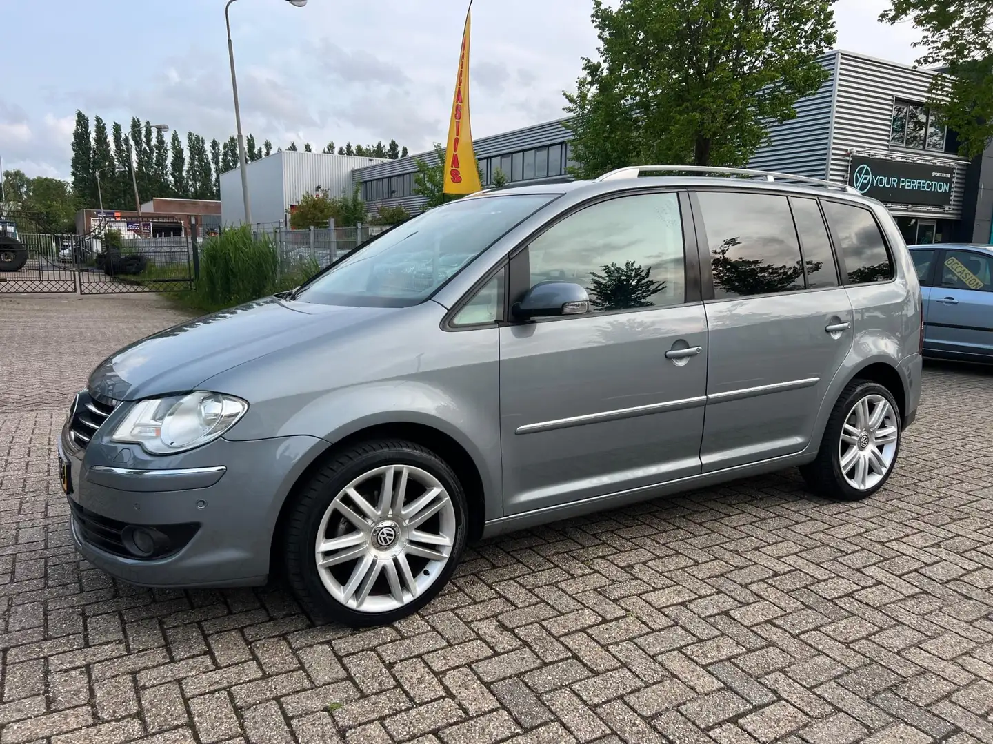 Volkswagen Touran 1.4 TSI Trendline Business - VOL OPTIES Grijs - 2