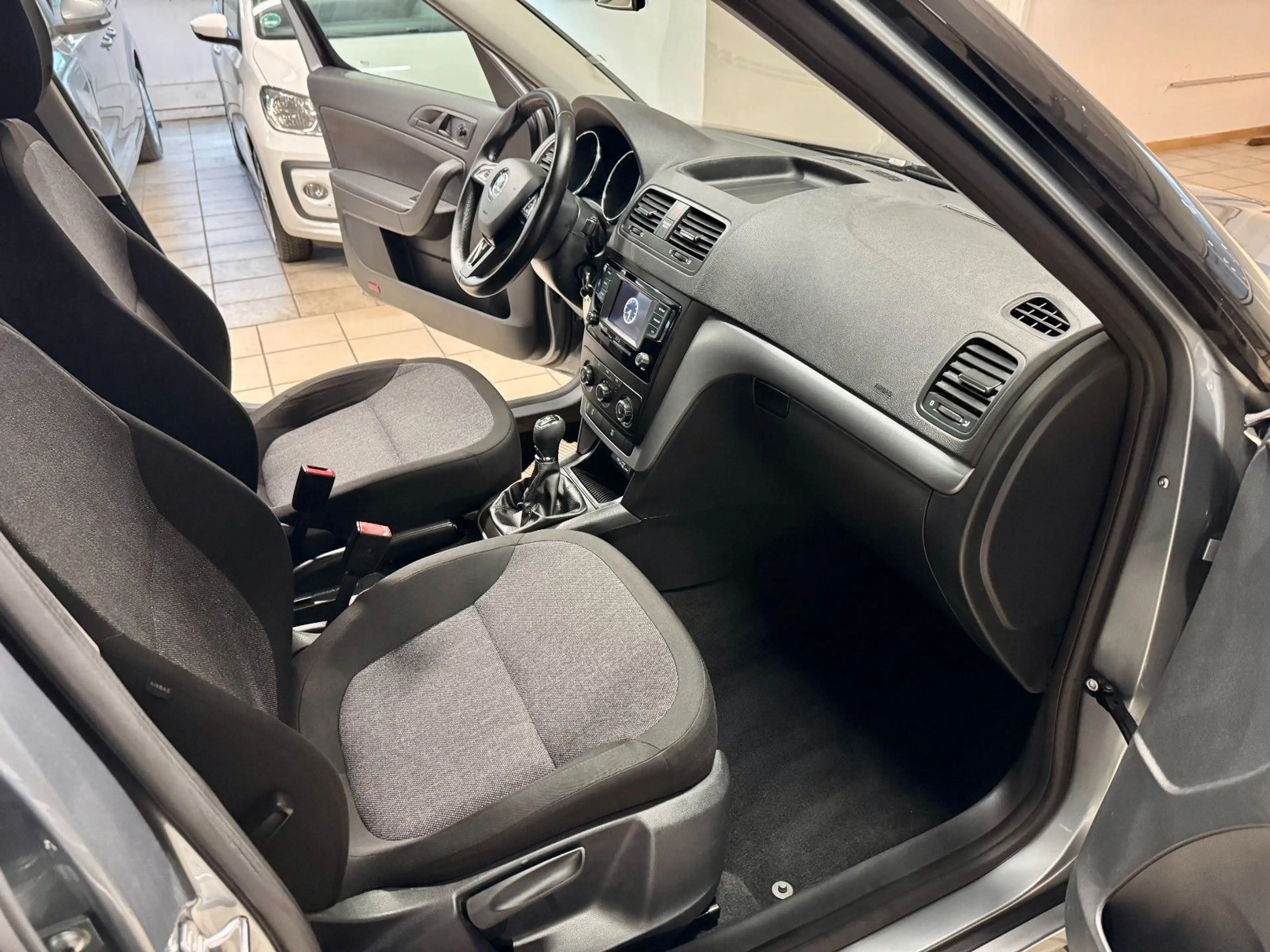 Skoda Yeti 1.2 TSI Cool Edition — photo 13