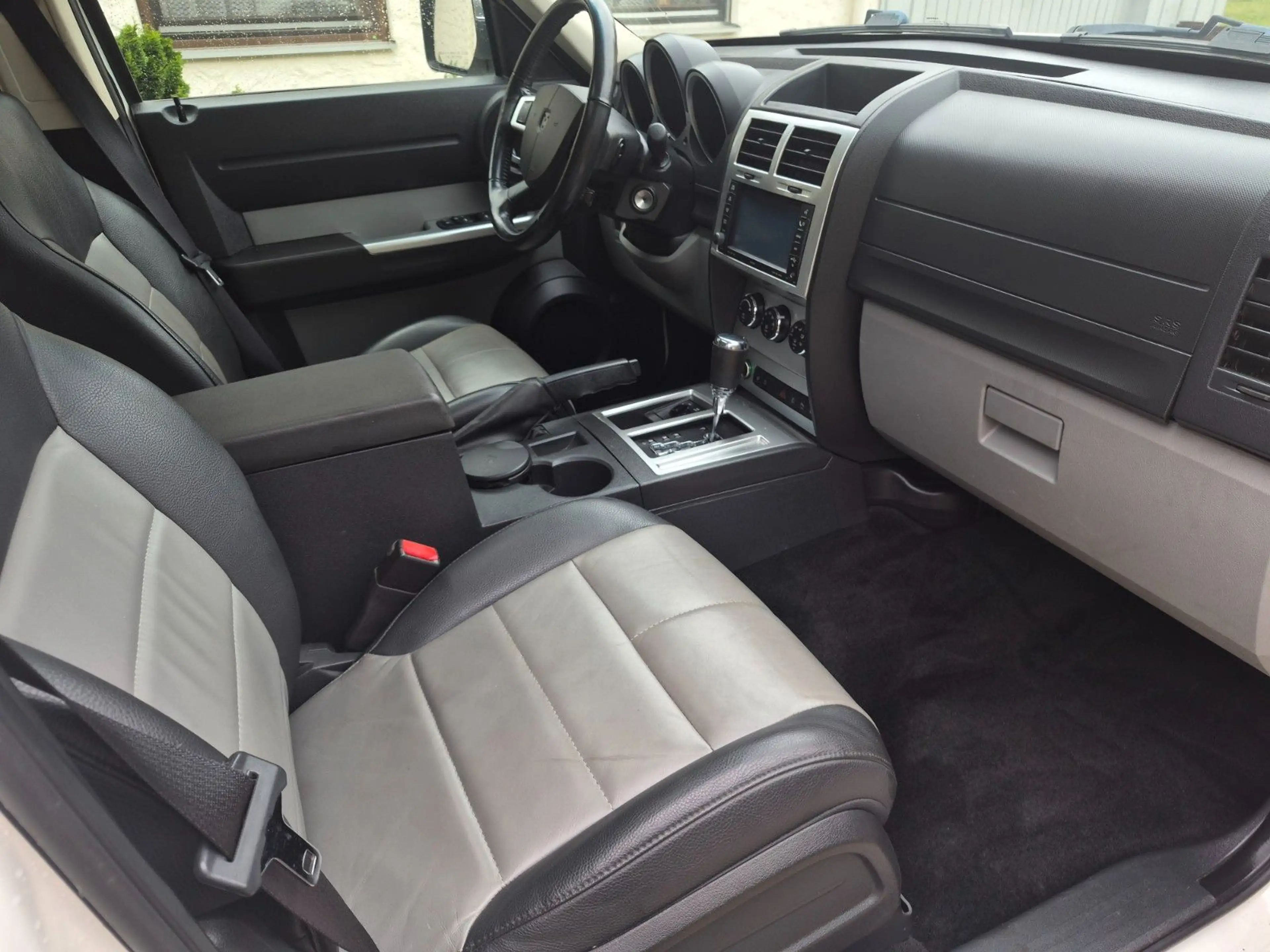 Dodge Nitro SXT — photo 5