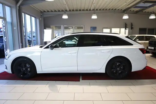 Audi A6 Avant view 3