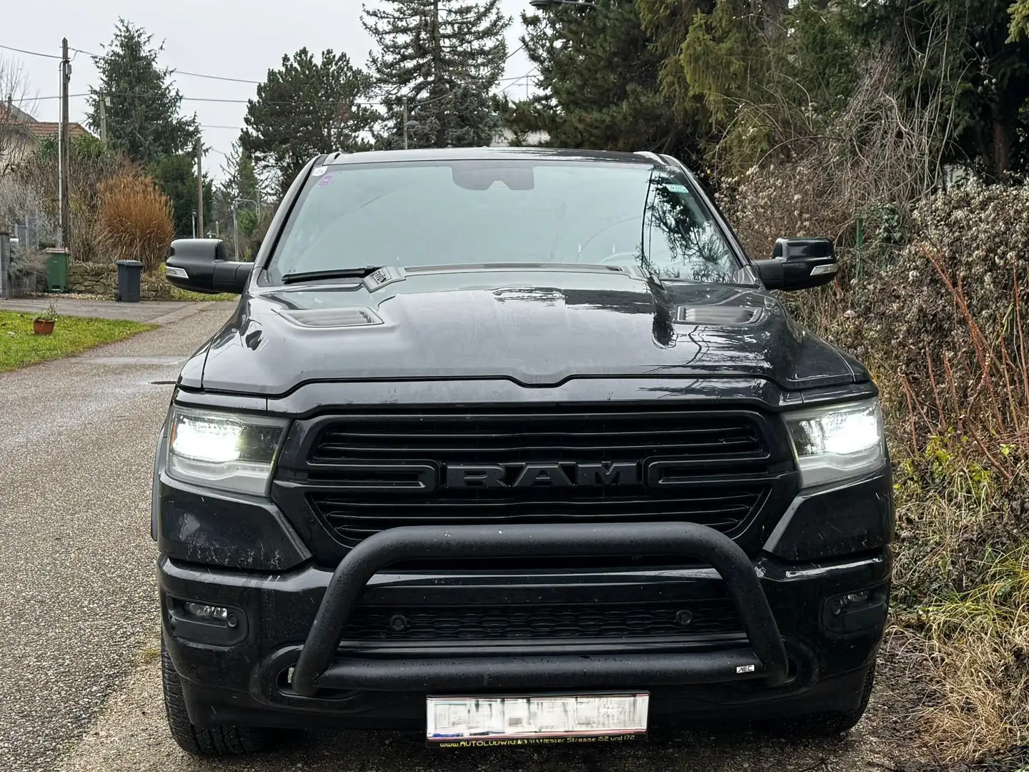 Dodge RAM Laramie, Night Edition, Quad, Long Bed, Luftfahrw. Schwarz - 2