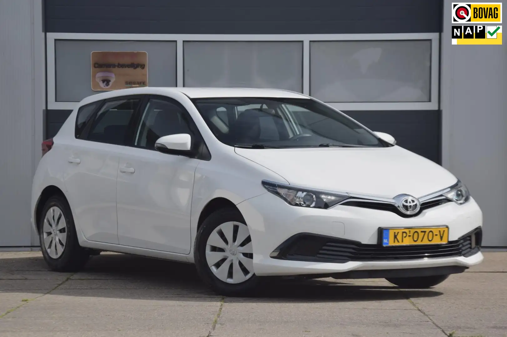 Toyota Auris 1.3 Comfort + TREKHAAK Bílá - 1