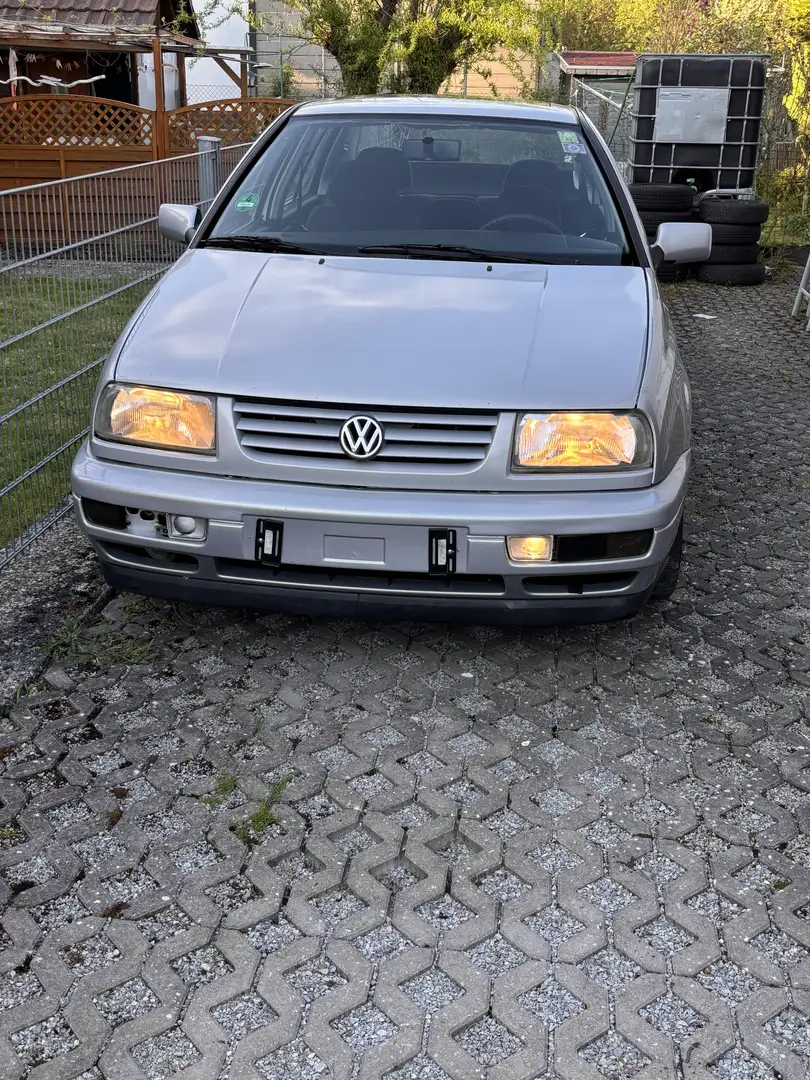 Volkswagen Vento 2.0 GLX - 2