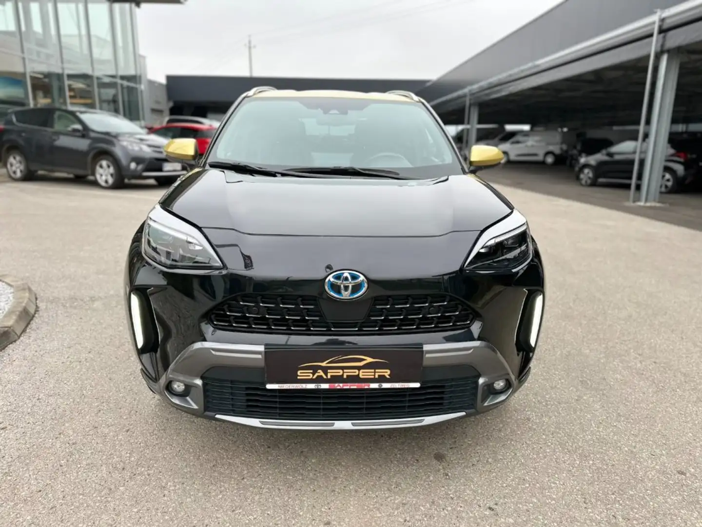 Toyota Yaris Cross 1,5 VVT-i Hybrid AWD Adventure Aut. Schwarz - 2
