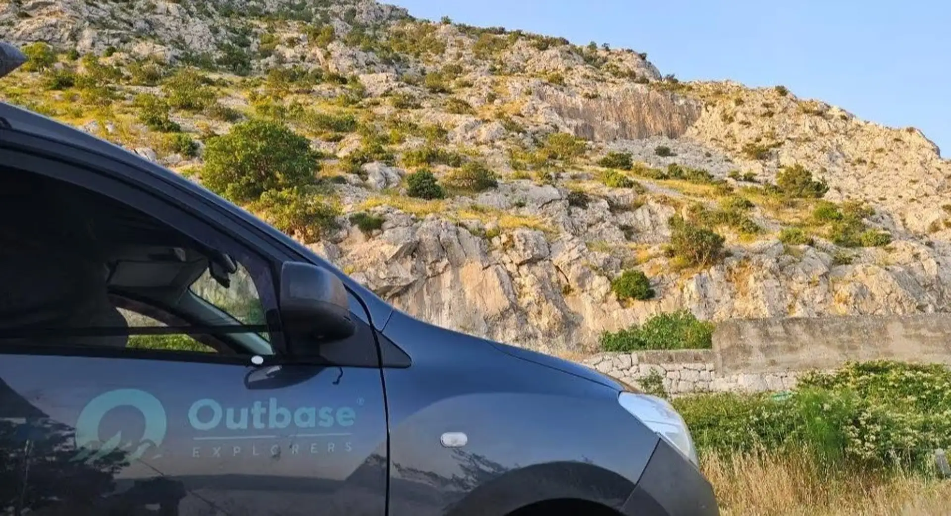 Dacia Dokker Camperbus gemaakt door Outbase Campervans Negru - 1