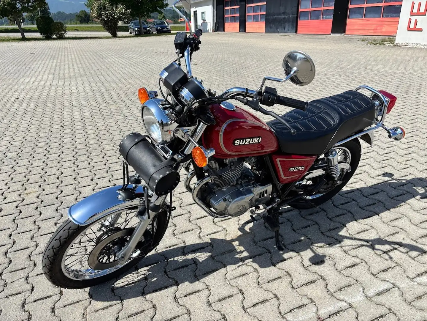 Suzuki GN 250 Rojo - 1