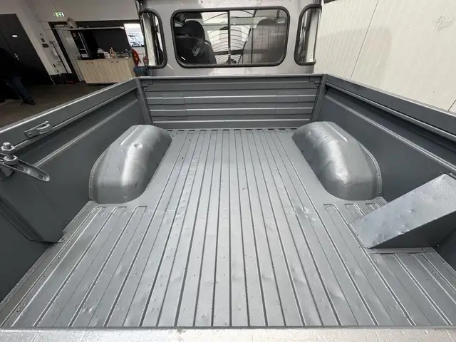 Land Rover Defender view 10