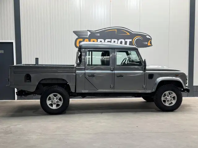 Land Rover Defender view 4