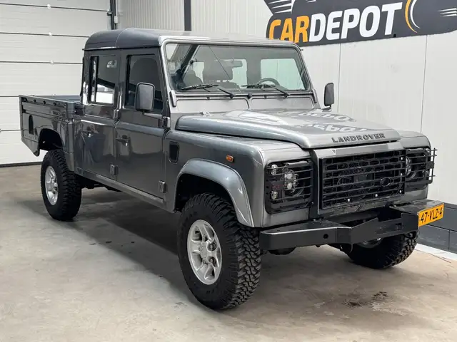 Land Rover Defender view 3