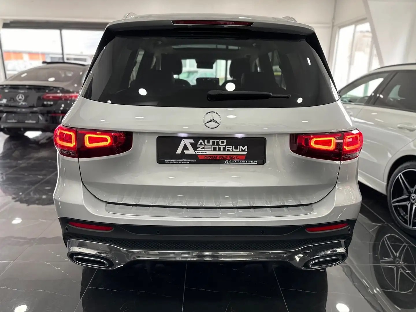 Mercedes-Benz GLB 250 4M AMG Line Pano Multibe Kamera Ahk Spur Silber - 2