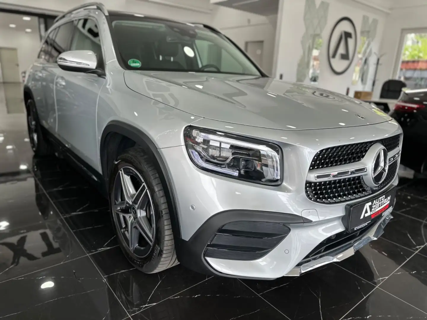 Mercedes-Benz GLB 250 4M AMG Line Pano Multibe Kamera Ahk Spur Silber - 1