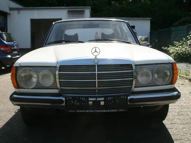 Mercedes-Benz 230 W123