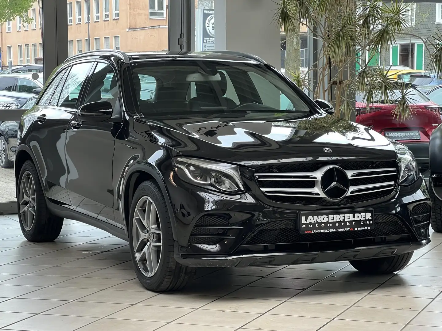 Mercedes-Benz GLC 250 GLC 250 AMG Line 4Matic AHK|PANO|LED|KAMERA|NAVI Schwarz - 1