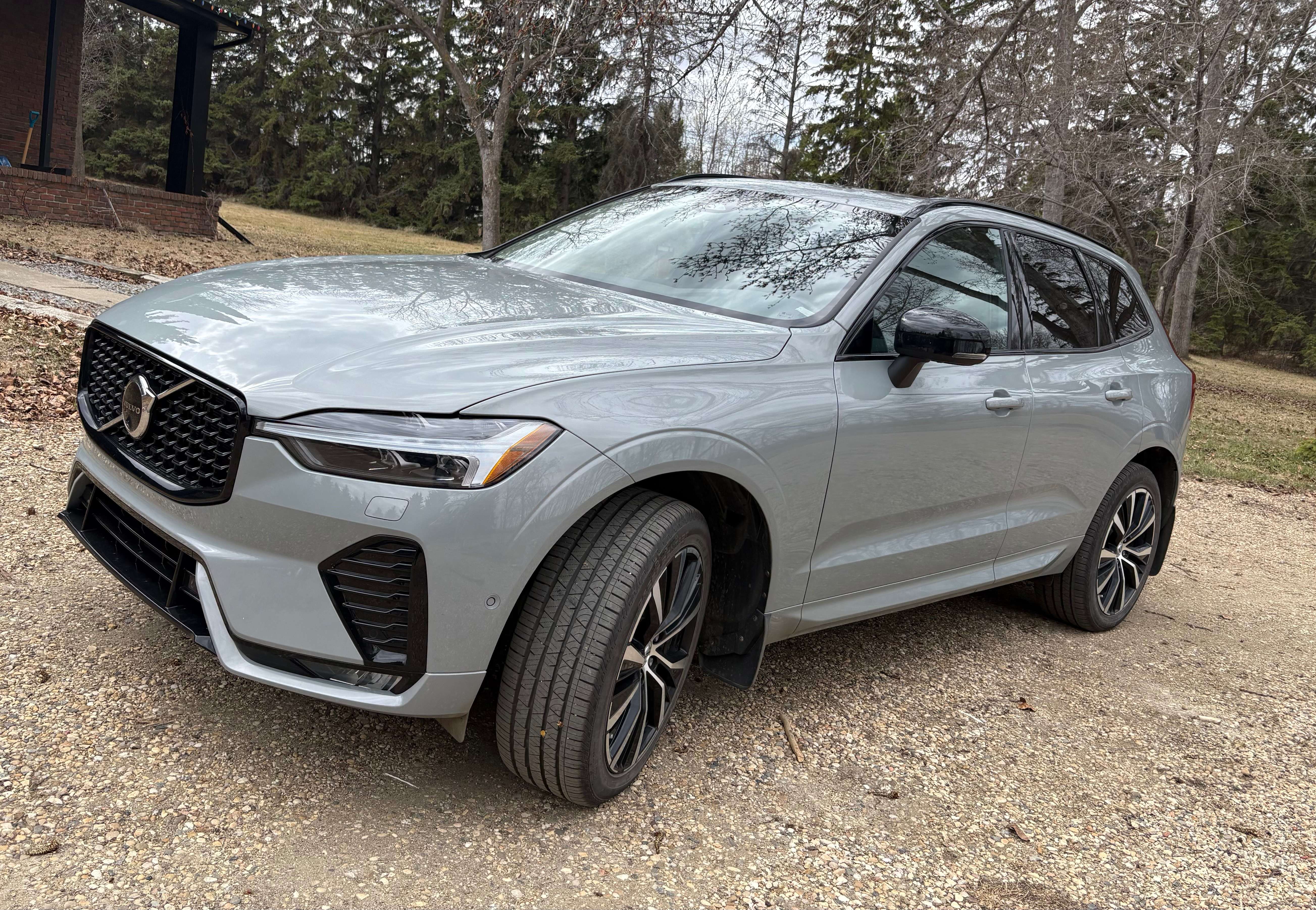2024 Volvo XC60 Plus Dark Theme alt 2