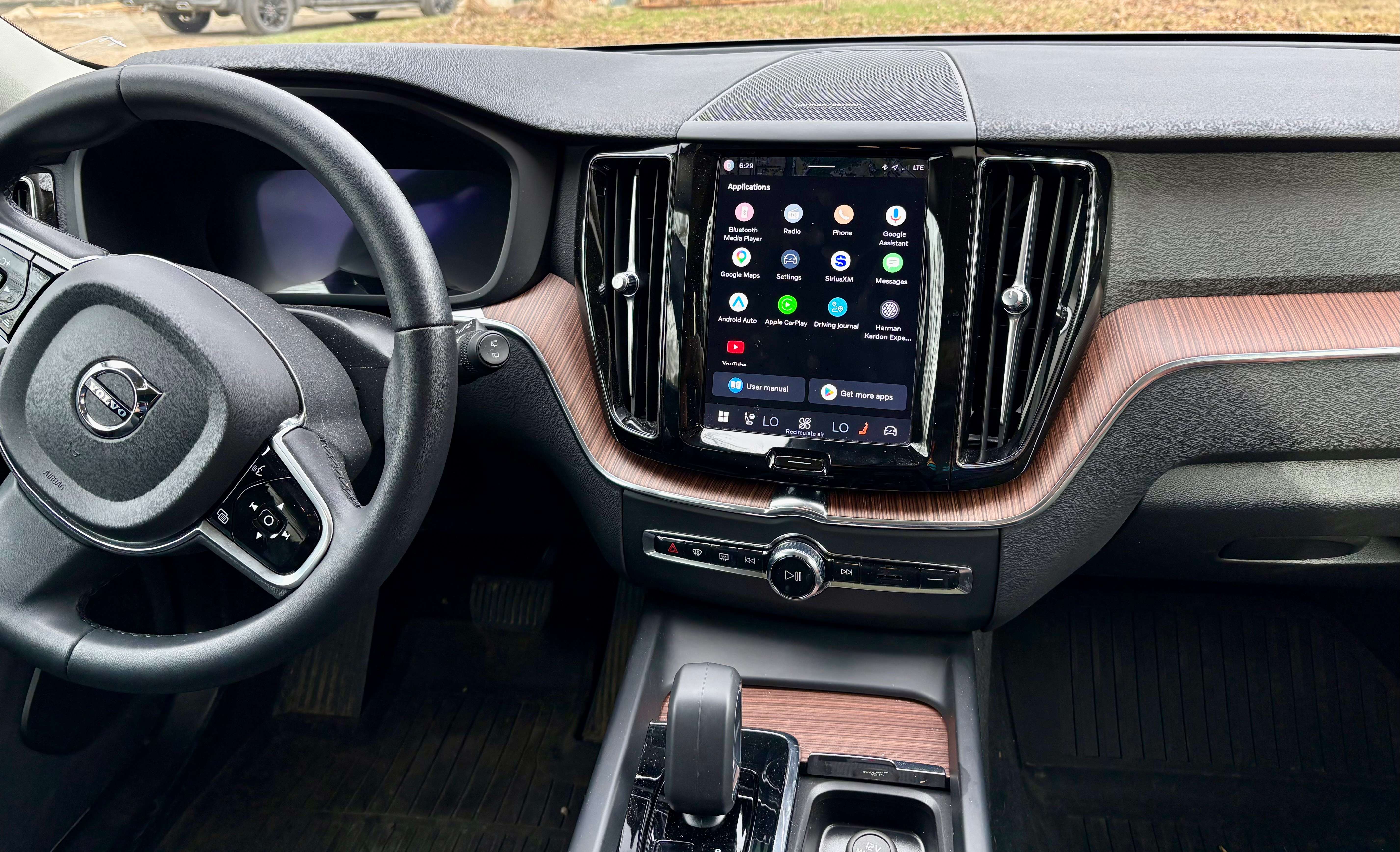 2024 Volvo XC60 Plus Dark Theme alt 3