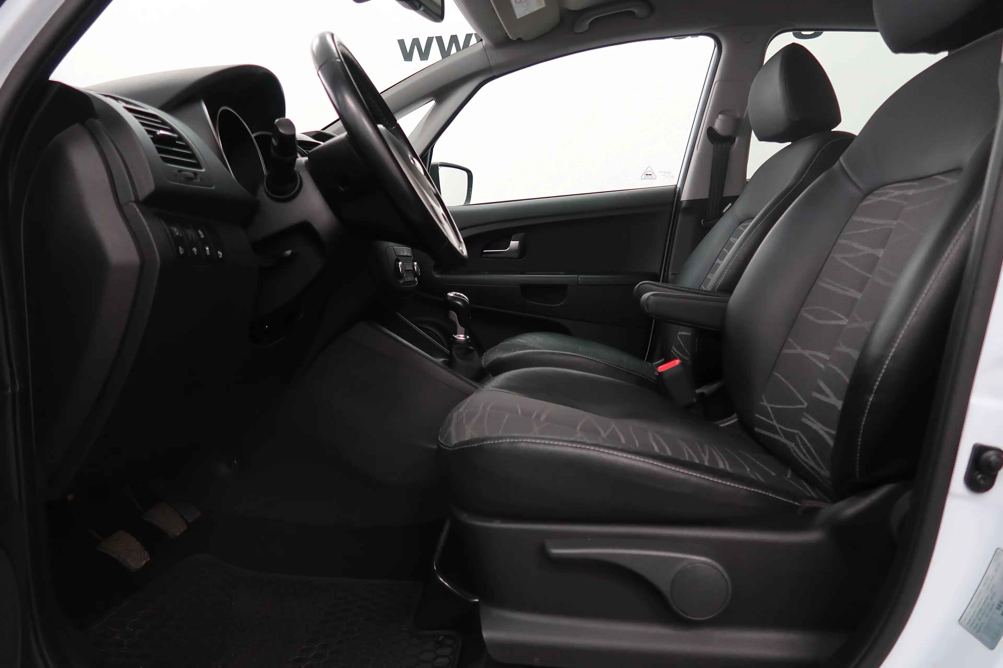 Kia Venga Gold 20Jahre Edition CRDi — photo 11