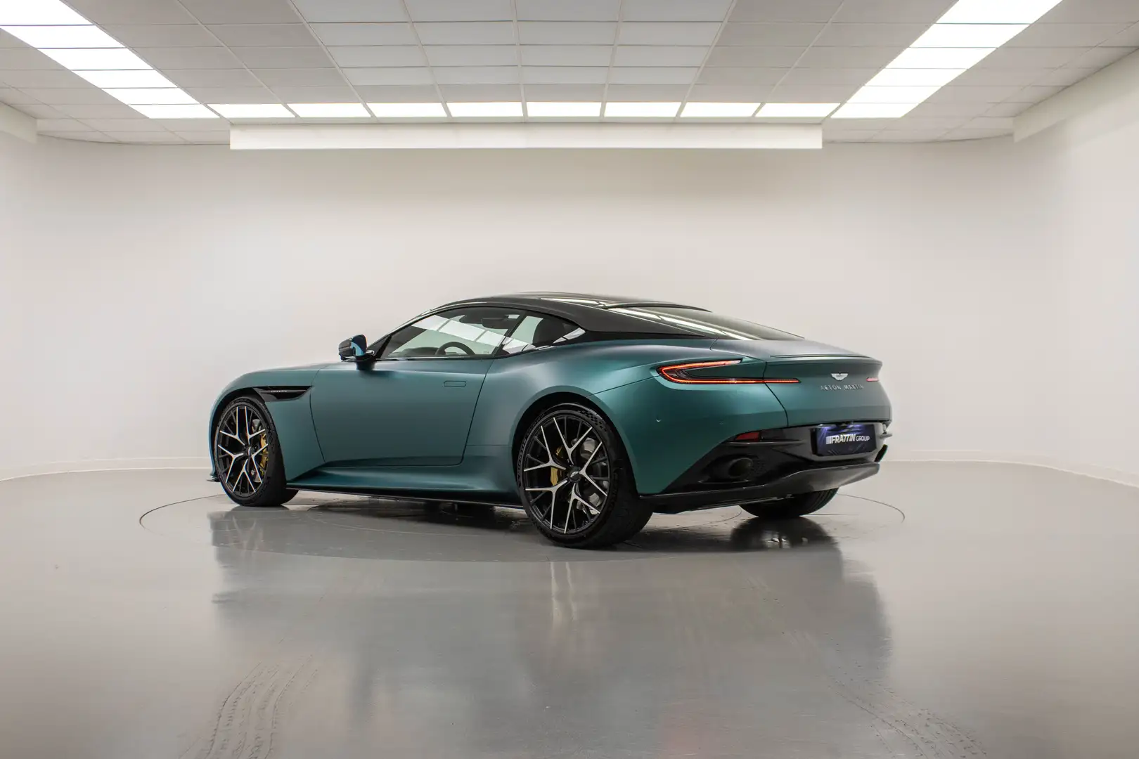Aston Martin DB12 V8 Coupé Verde - 2